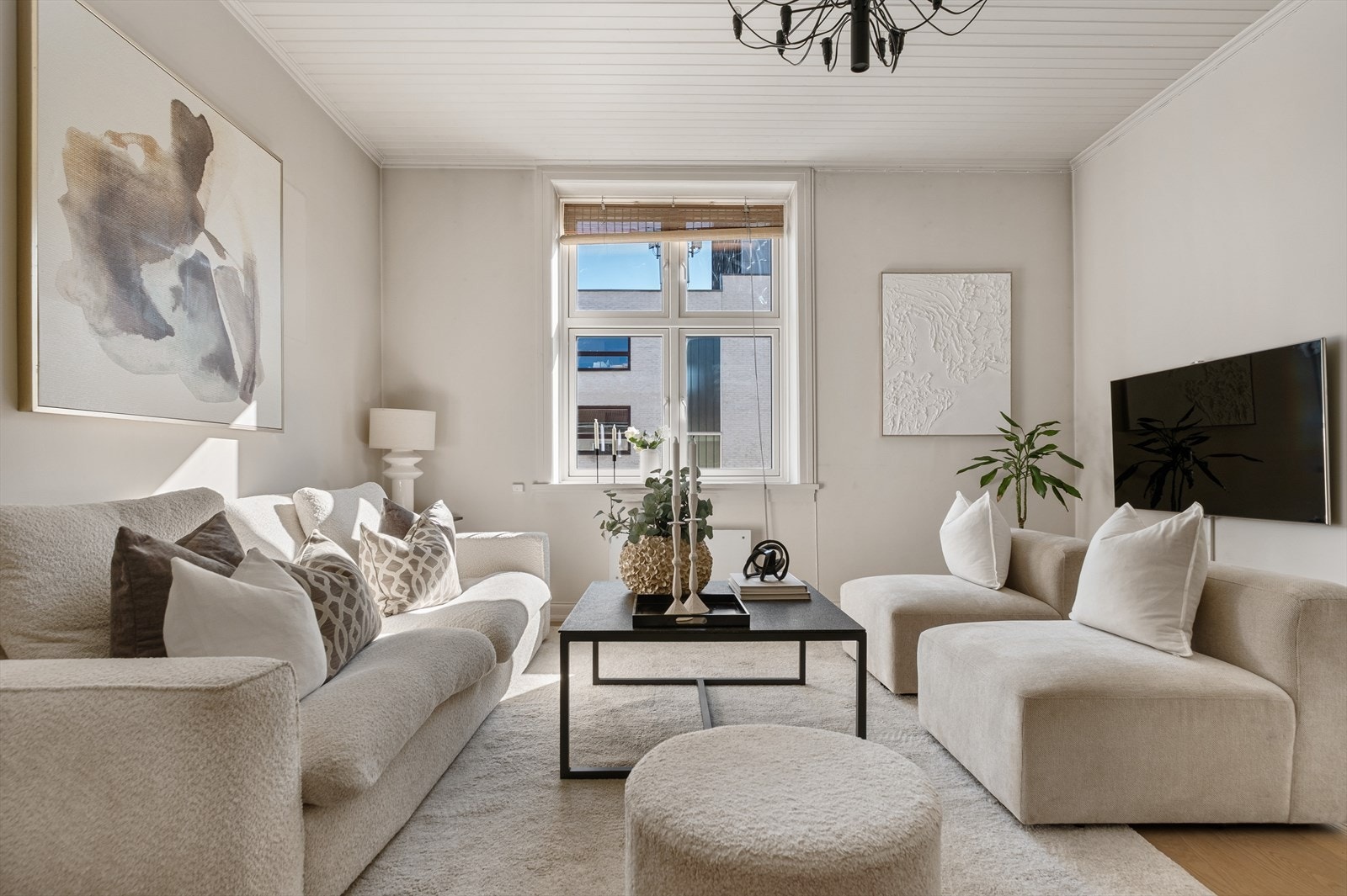 Rommet har en behagelig atmosfære med god plass til både sofagruppe og øvrig møblement, og egner seg perfekt for både avslapning og sosiale sammenkomster. Galleribilde