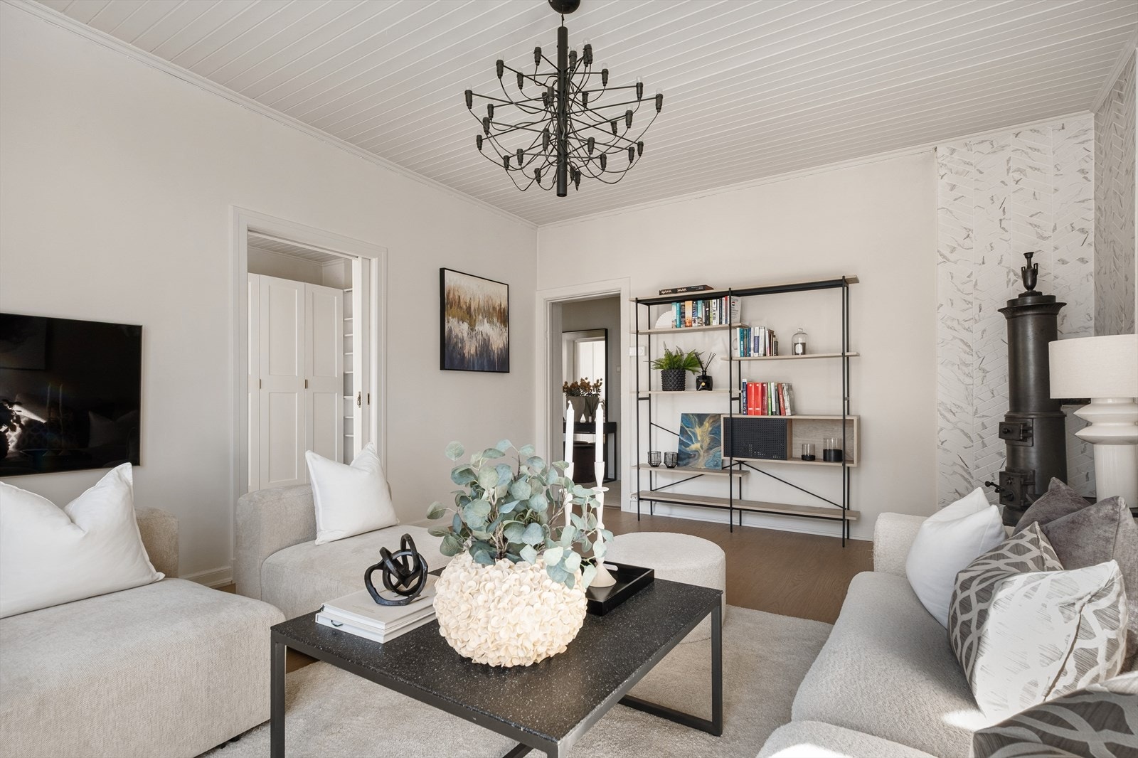 De lyse overflatene og det gjennomgående gulvet gir et stilrent og harmonisk uttrykk, samtidig som den klassiske himlingen tilfører rommet særpreg og karakter. Galleribilde