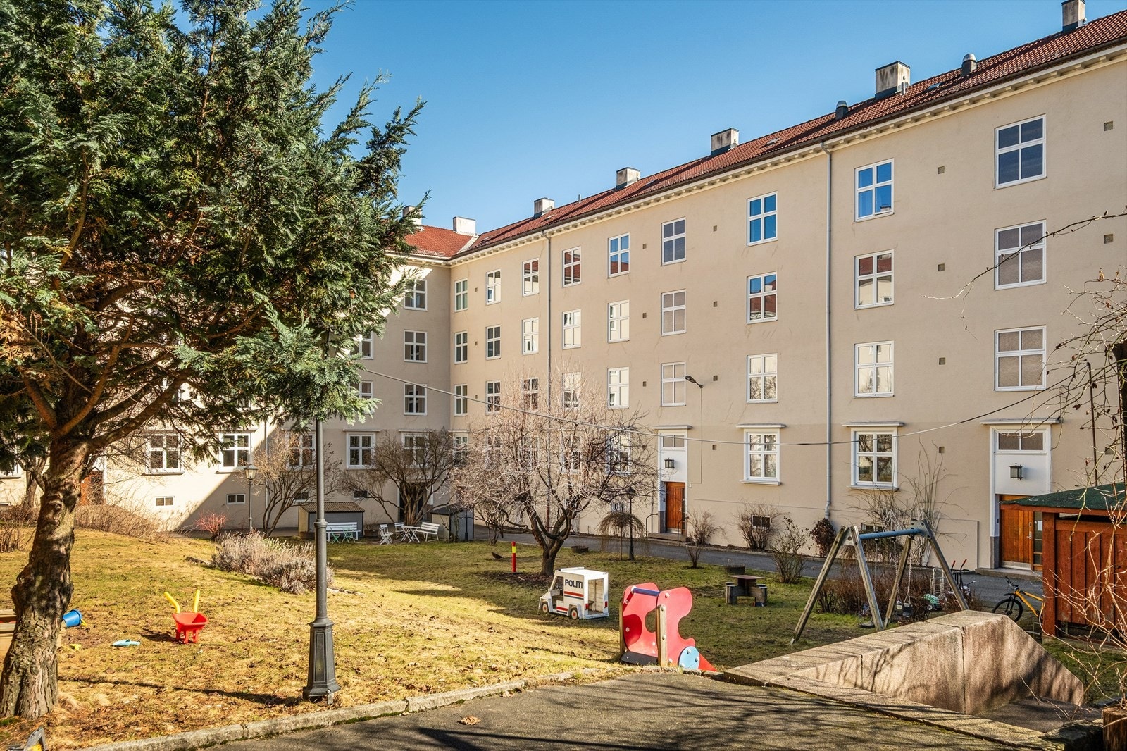 Her er det flere koselige sittesoner og lekeplass. Galleribilde