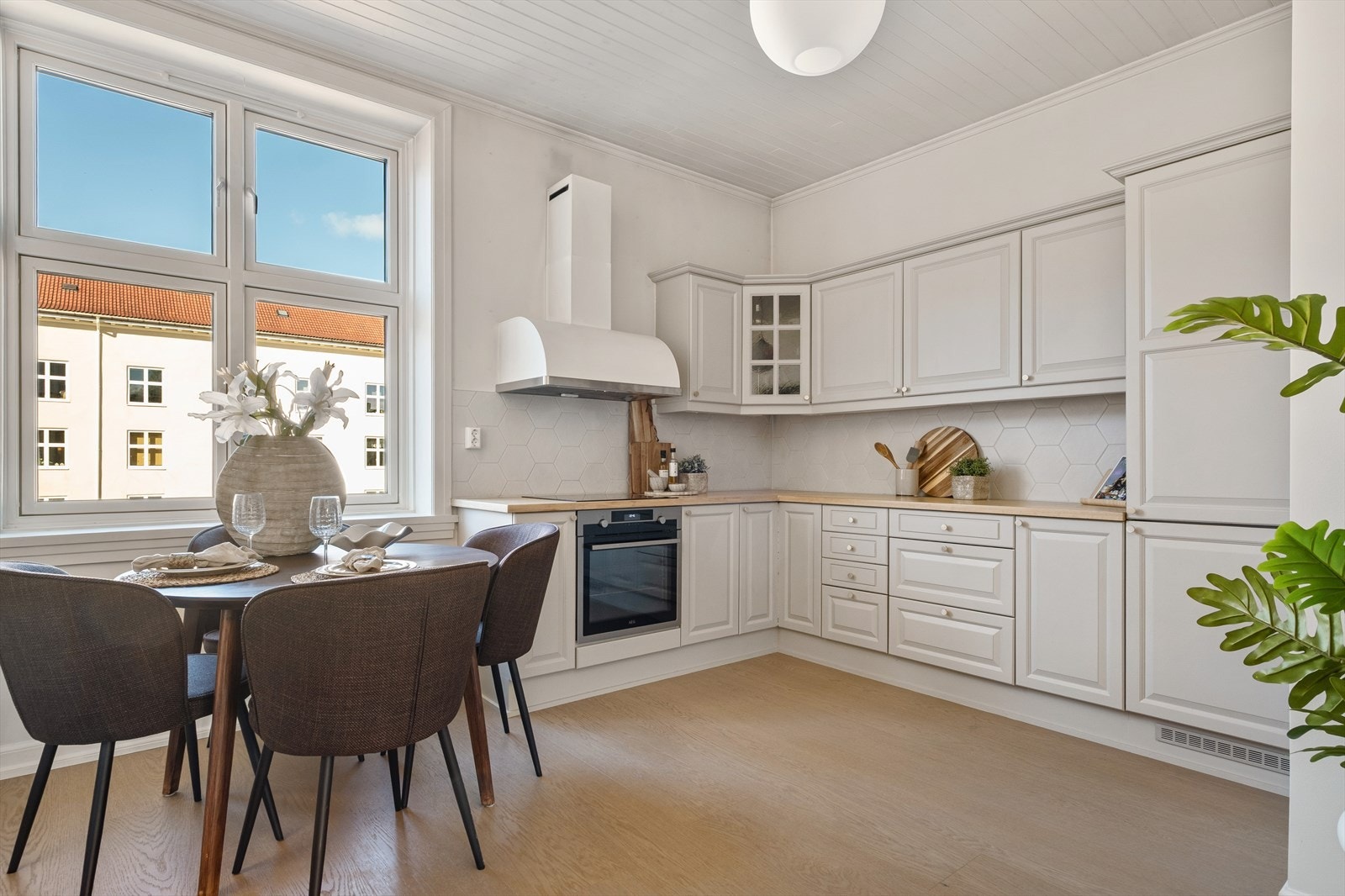 En lys og innbydende 2-roms leilighet med god planløsning og gjennomgående fine overflater, beliggende sentralt og attraktivt på St. Hanshaugen Galleribilde