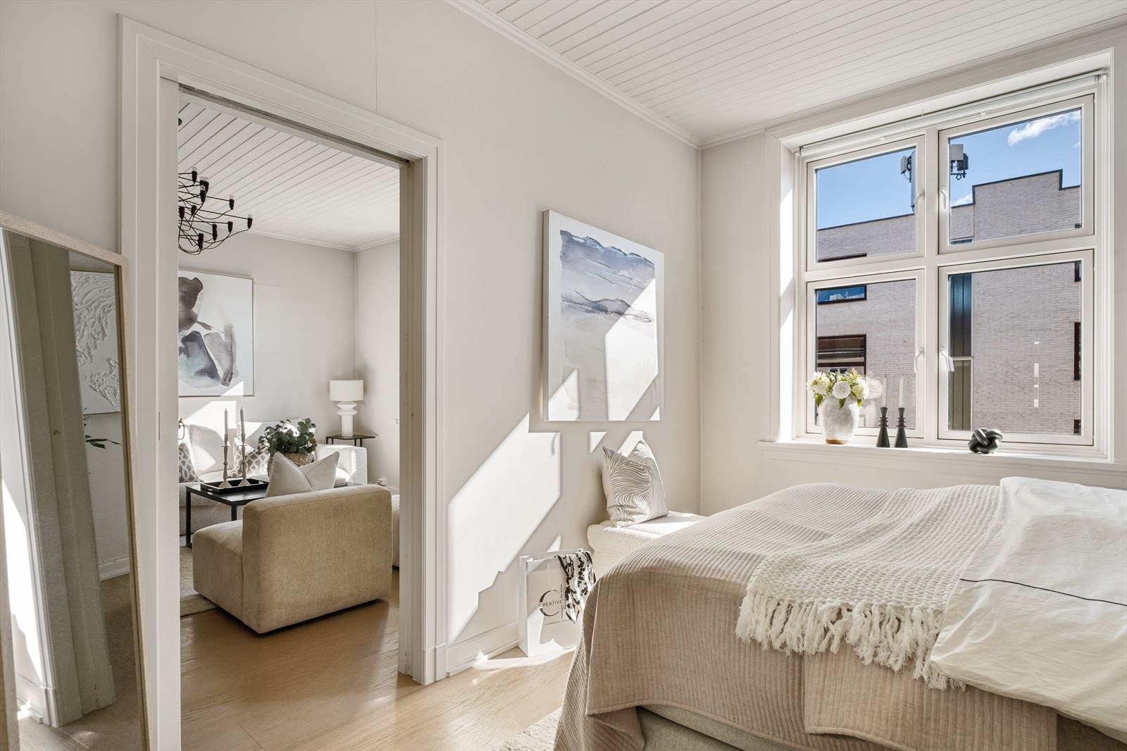 Rommet har en behagelig atmosfære og god plass til dobbeltseng med tilhørende møblement. Galleribilde