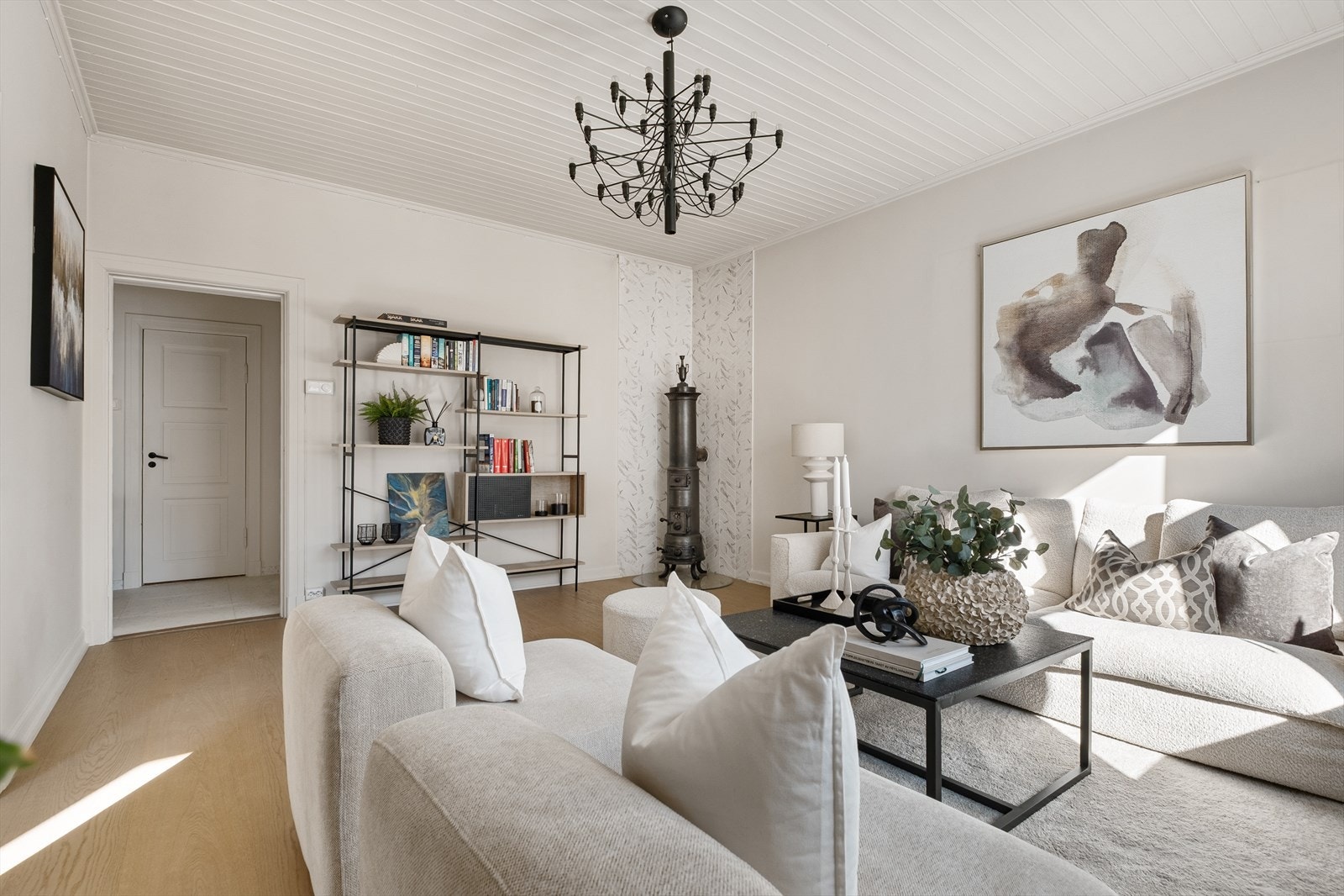 Det er montert en kakkelovn i stål i stuen, som både gir effektiv oppvarming og skaper en lun og hyggelig stemning på kjøligere dager. Galleribilde