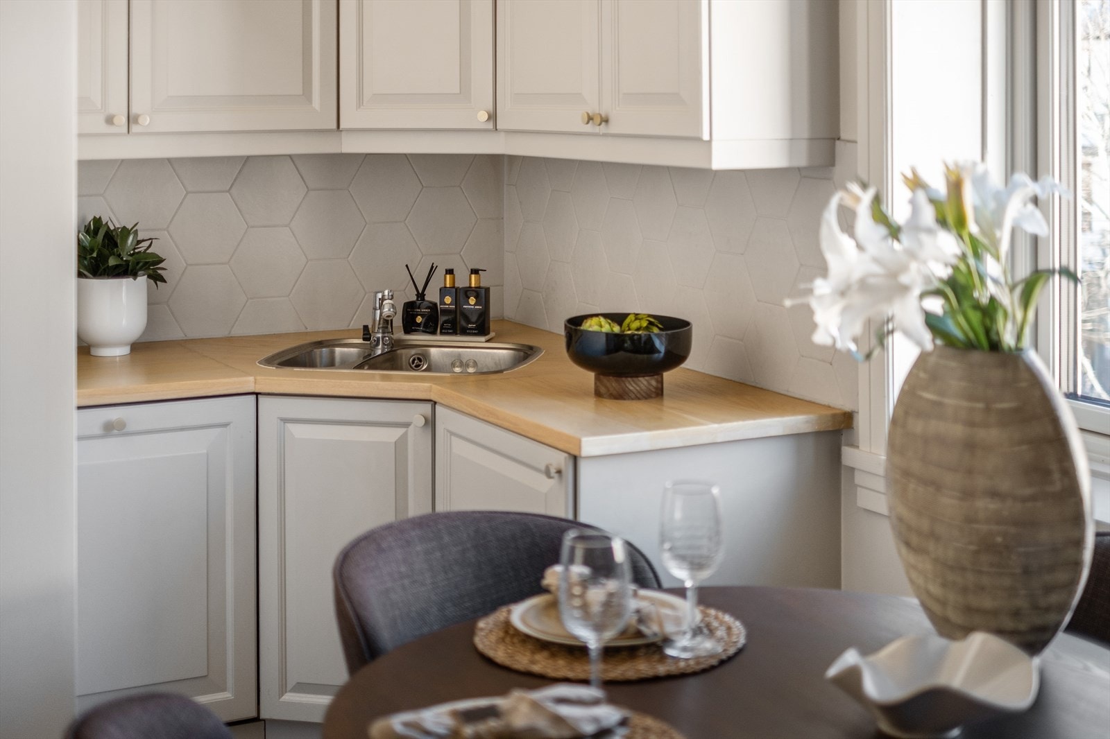 Dobbel oppvaskkum i rustfritt stål med svingbart blandebatteri gjør kjøkkenarbeidet praktisk i hverdagen. Galleribilde