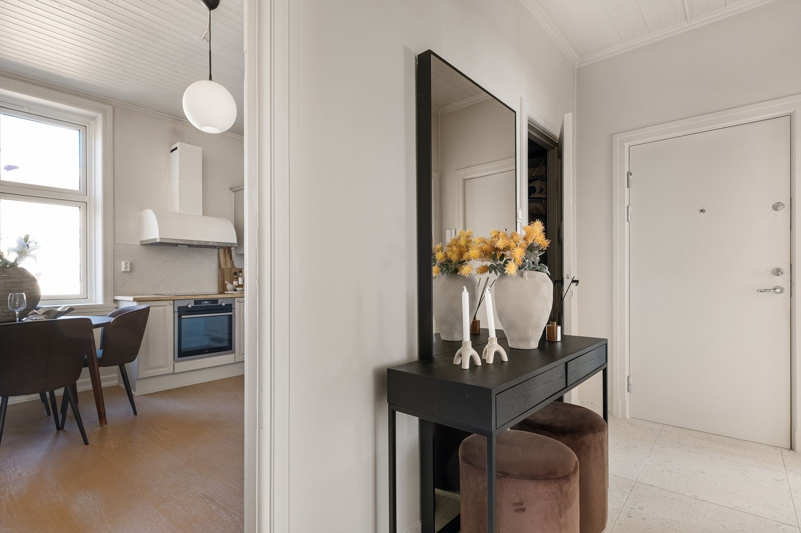 Entréen gir et godt førsteinntrykk med lyse overflater og en luftig atmosfære. Galleribilde