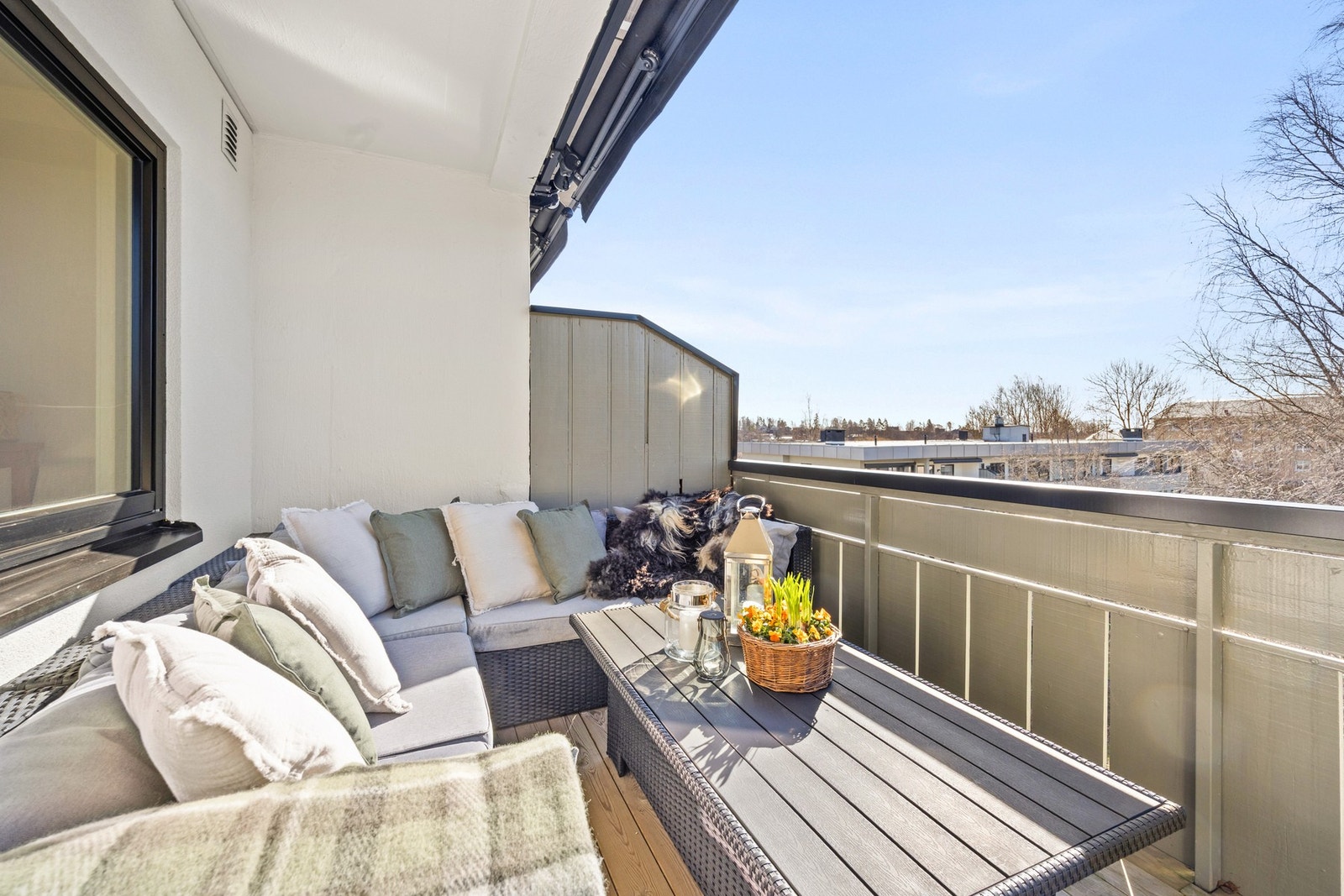 Her har du god plass til sittegruppe, grill og tilhørende utemøblement. Galleribilde