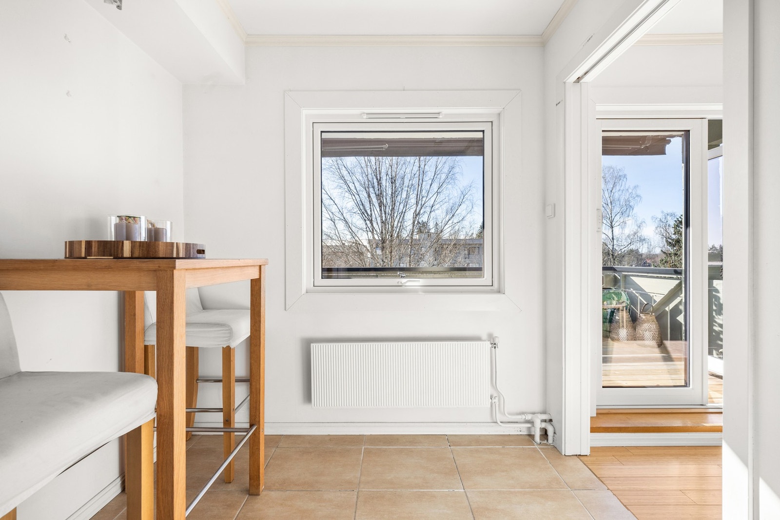 På kjøkkenet er det god plass til et mindre frokostbord. Galleribilde