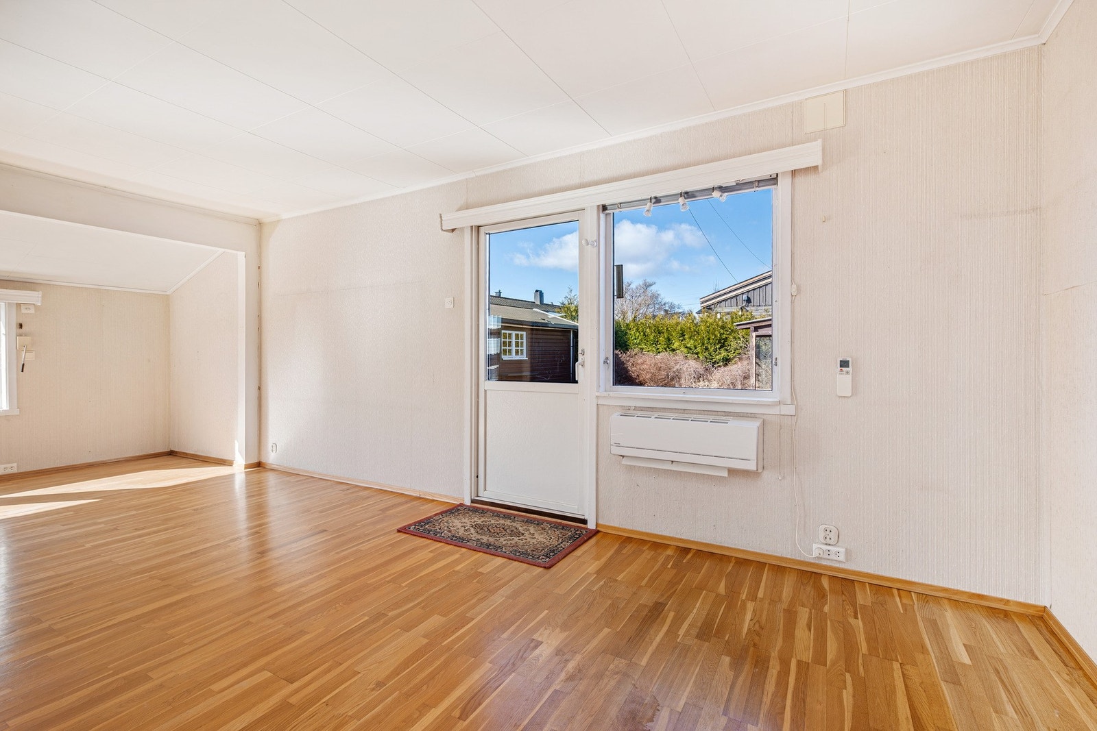 Utgang til terrasse og hage fra stuen Galleribilde