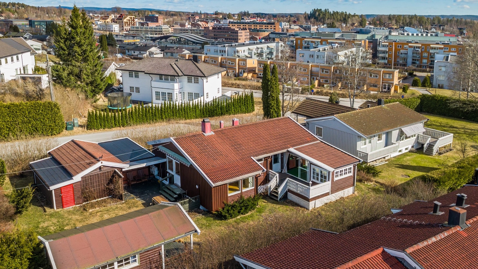 Boligen ligger meget sentralt med ca. 600 meter fra Ski stasjon og sentrum. 11 minutter til Oslo S Galleribilde