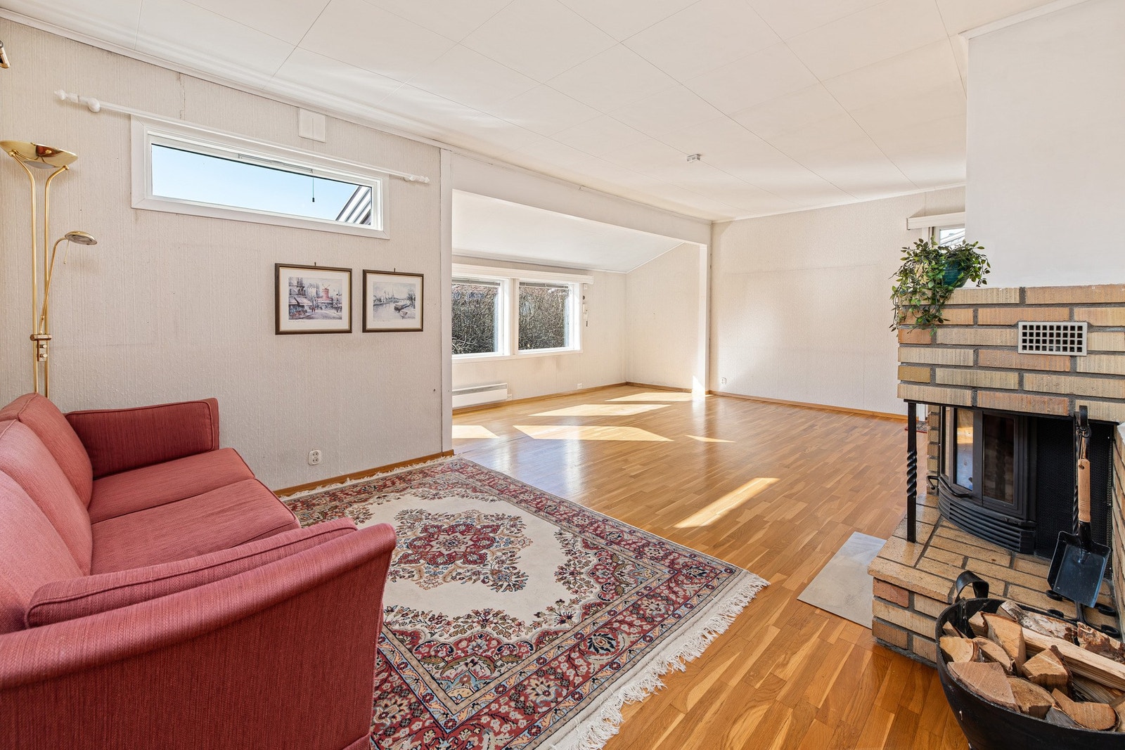 Stue i vinkel med god plass til sofagruppe og spisegruppe Galleribilde