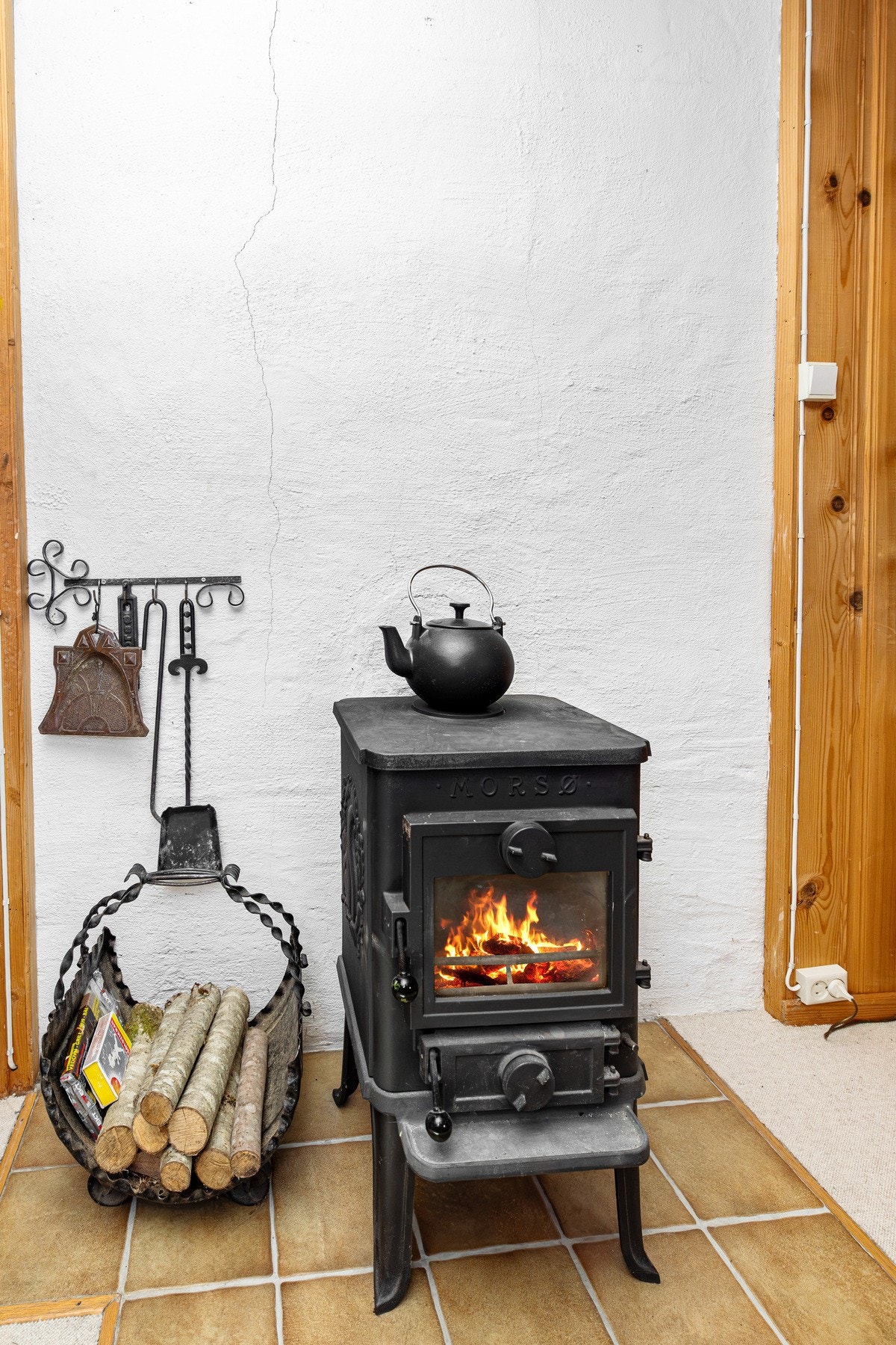 Liten vedovn i kjellerstue Galleribilde