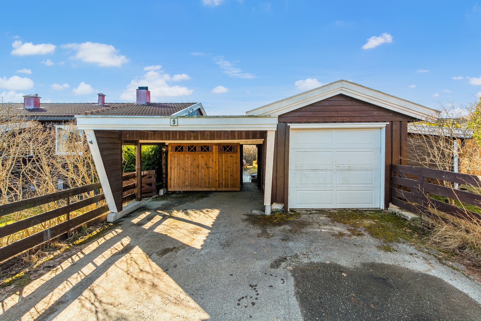 Garasje for en liten bil samt carport. Galleribilde