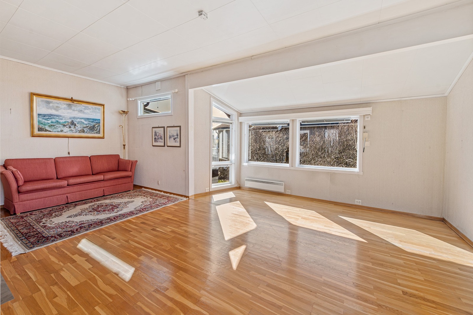 Stue i 1. etasje har parkett på gulv. Galleribilde