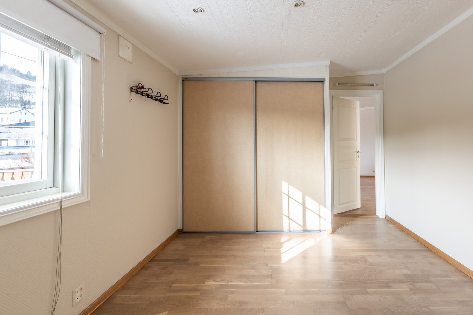 Skyvedørsgarderobe medfølger ved salg. Galleribilde
