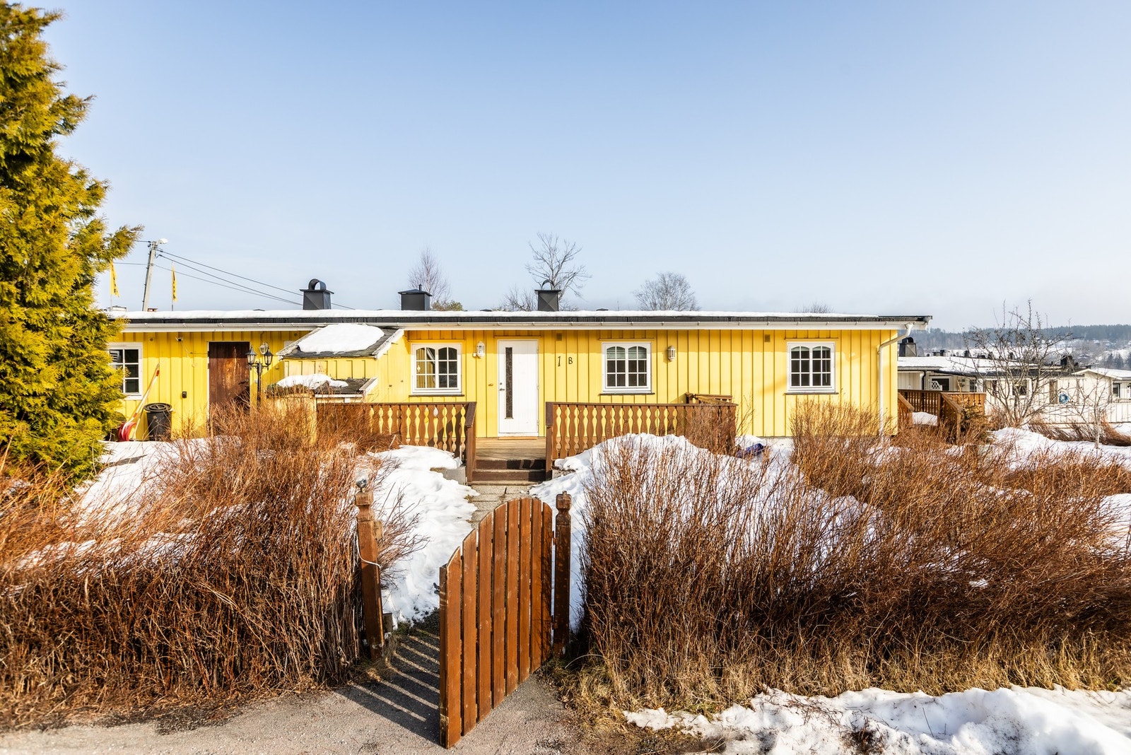 Dette er en kjedet enebolig på et plan, sentralt beliggende på Slattum. Galleribilde