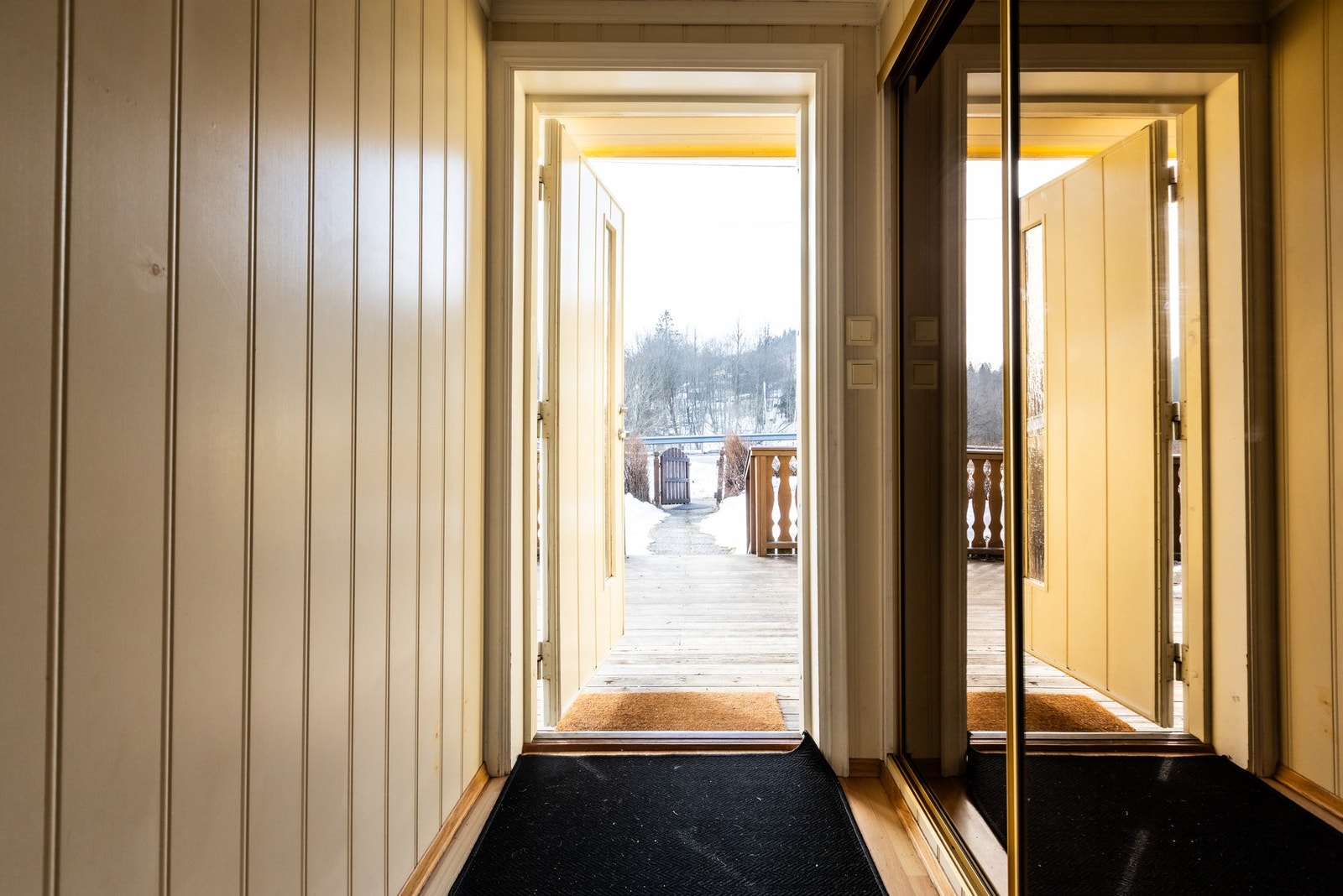 Velkommen inn! Her har du en stor skyvedørsgarderobe med plass til oppheng av ytterklær og skotøy. Galleribilde