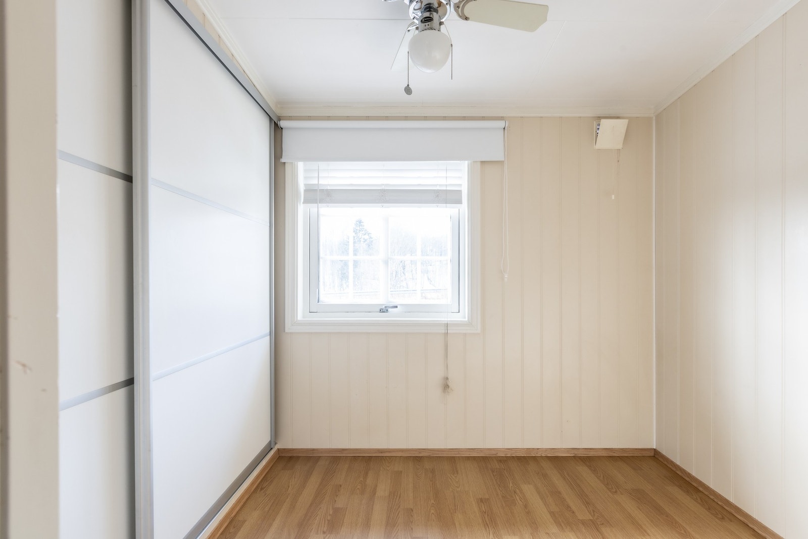 Soverom nr. 2 med skyvedørsgarderobe. Kan fint innredes som barnerom eller kontor. Galleribilde