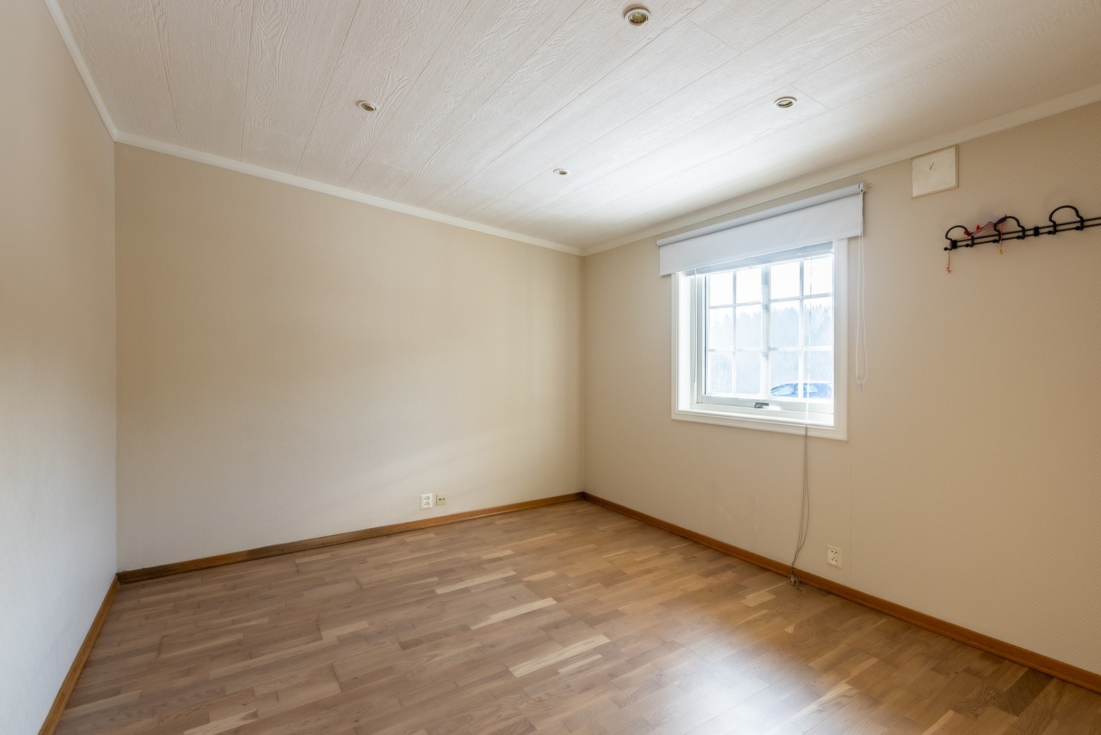 Dagens hovedsoverom med plass til dobbeltseng og tilhørende nattbord. Galleribilde