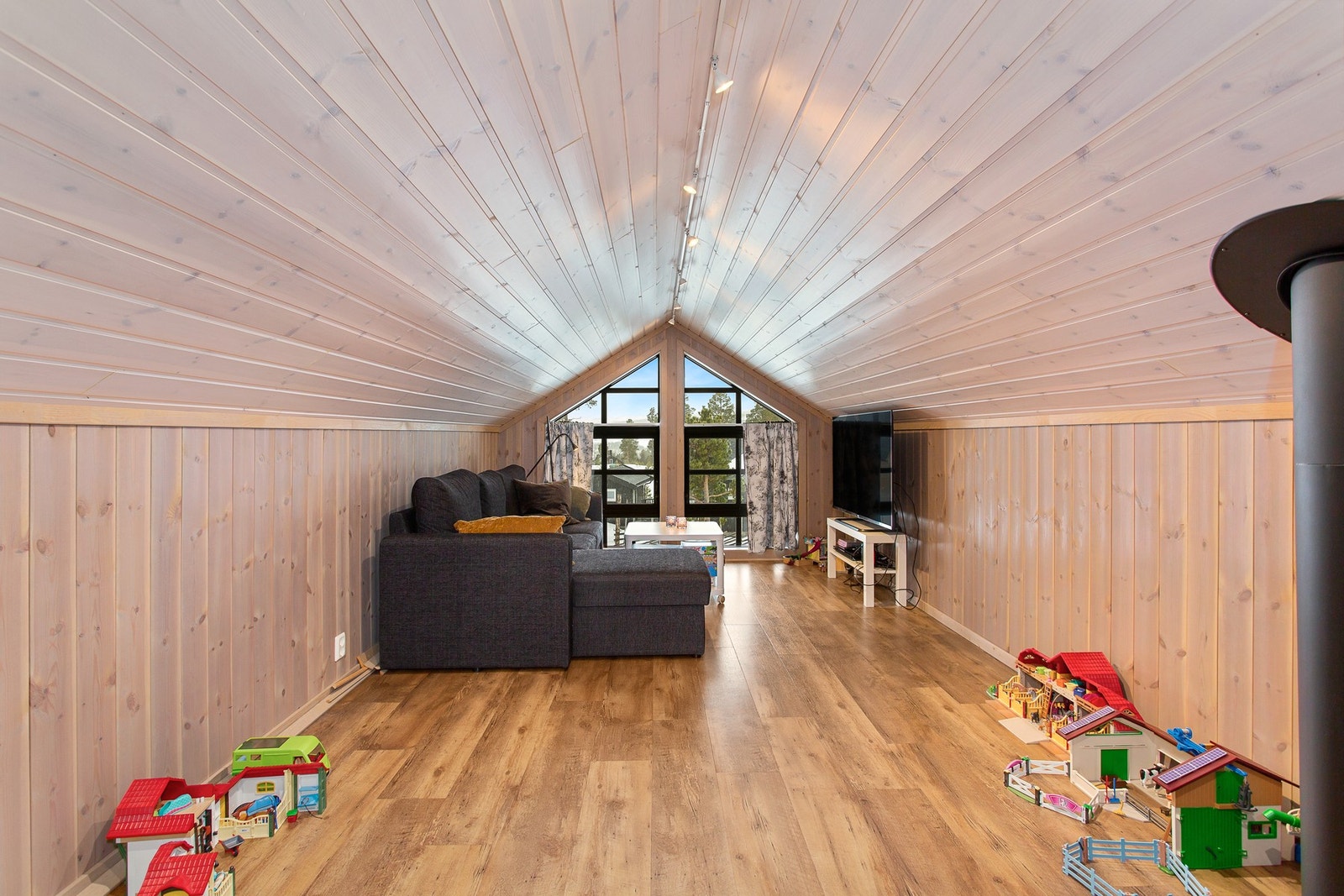 Innredet hems. Det foreligger ingen søknad om bruksendring og kjøper overtar risiko for dette. Galleribilde