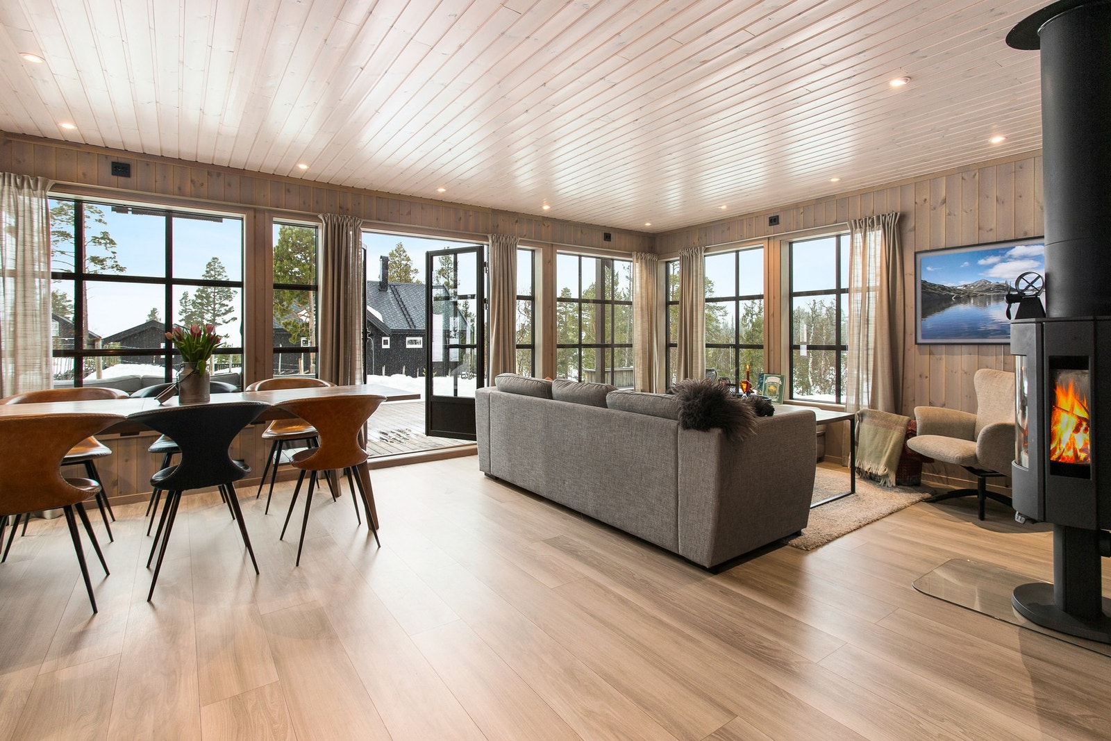 Stue/spisestue har utgang til romslig veranda. Galleribilde