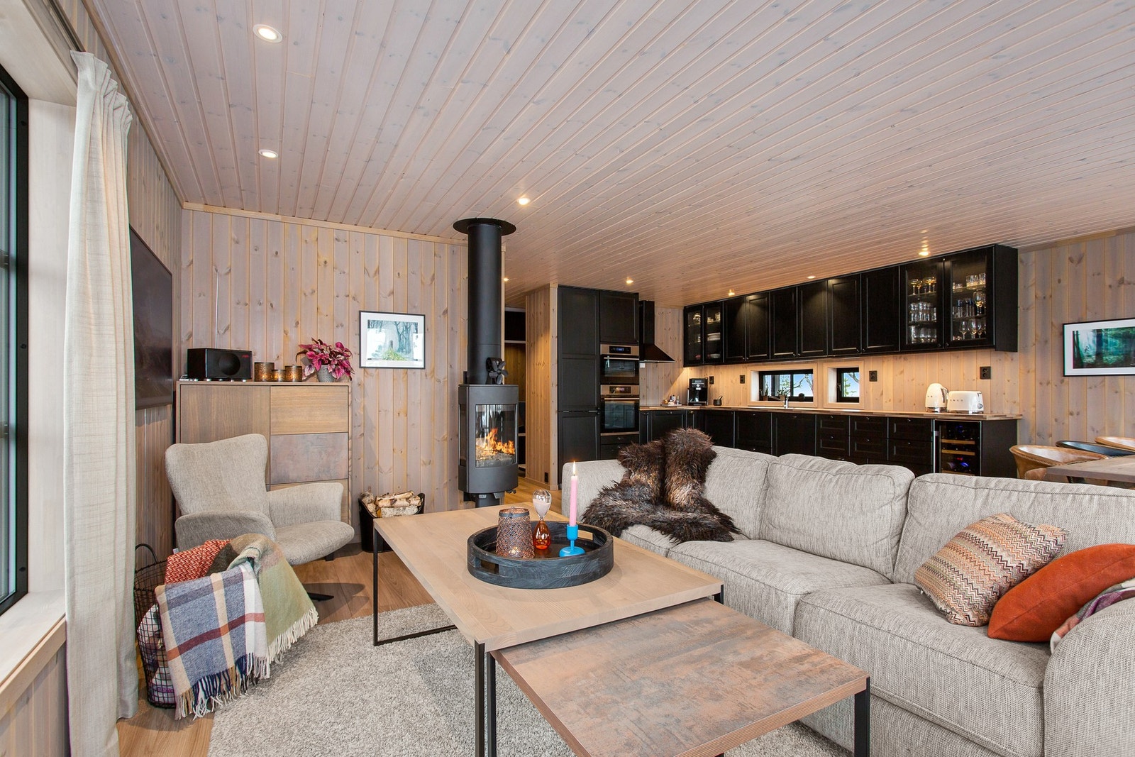 Koselig stue med peisovn. Galleribilde
