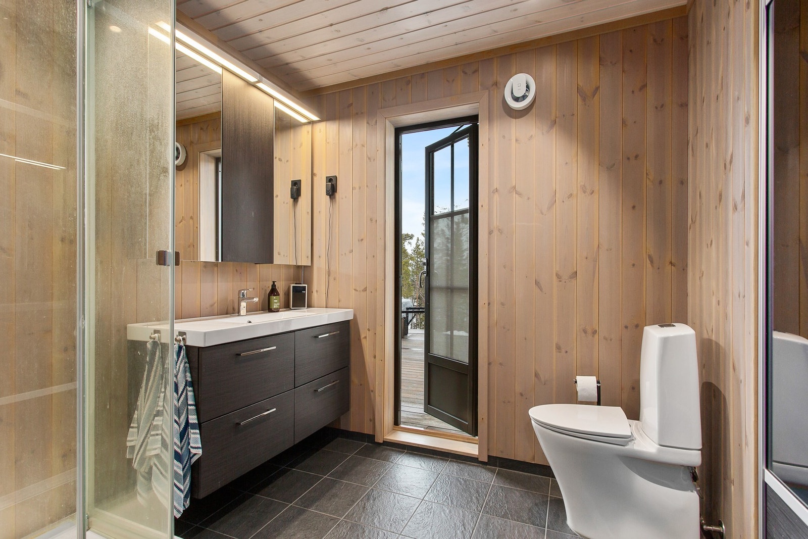 Flott bad med flislagt gulv med varmekabler. Galleribilde