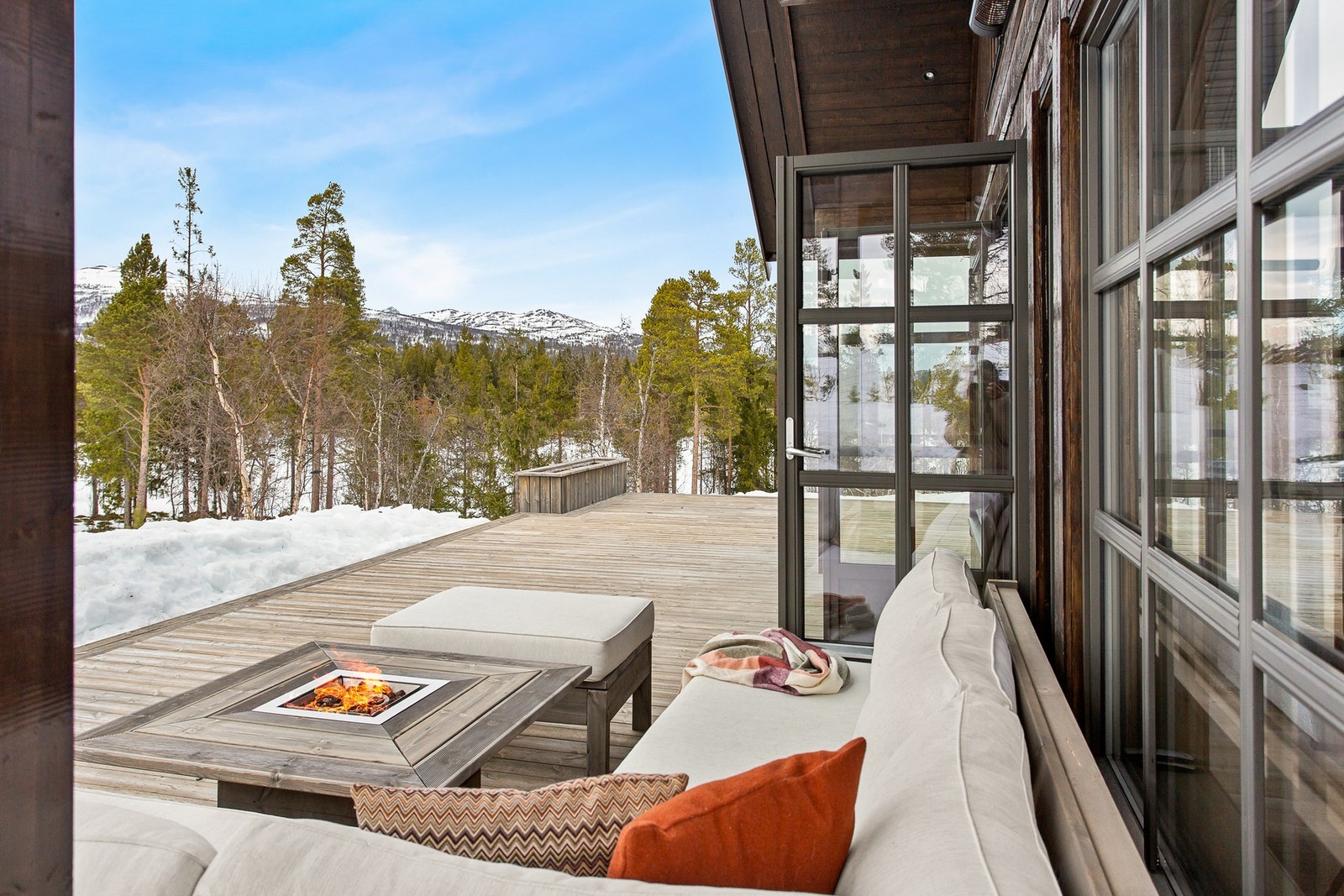 Eiendommen har usjenert og koselig uteområde med gode solforhold. Galleribilde