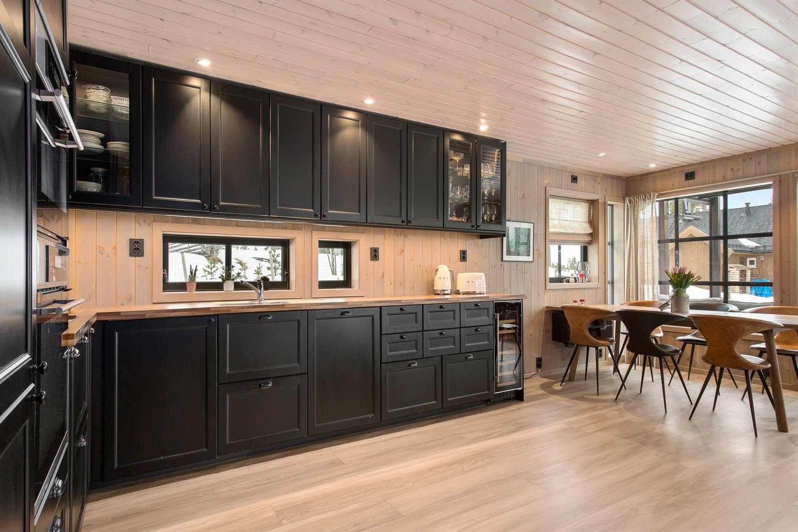 Flott kjøkken med integrert platetopp, stekeovn, mikrobølgeovn, oppvaskmaskin og kjøl/fryseskap. Galleribilde