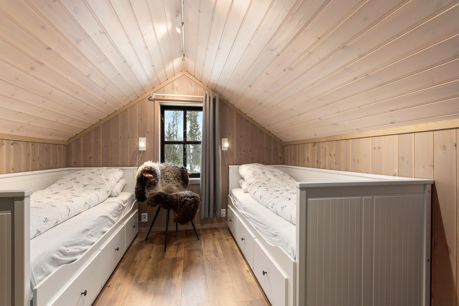 Innredet hems. Hems omgjort til soverom. Det foreligger ingen søknad om bruksendring og kjøper overtar risiko for dette. Galleribilde