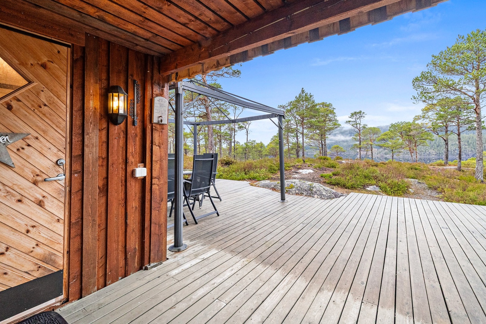 Hytta har gode lys- og solforhold samt noe sjøutsikt Galleribilde