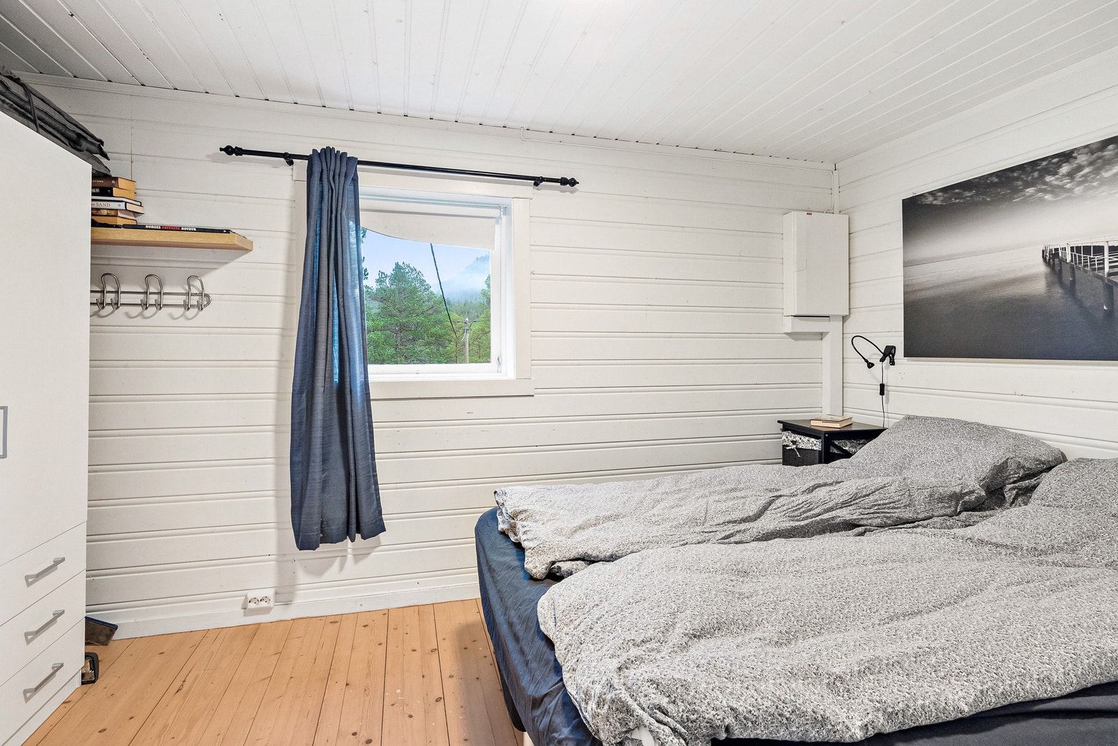 Romslig soverom med god plass til dobbeltseng og tilhørende møblement Galleribilde