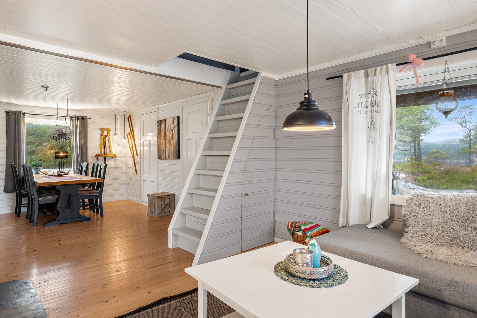 Overflatene består av laminat og tregulv samt panelte vegger og himlinger Galleribilde