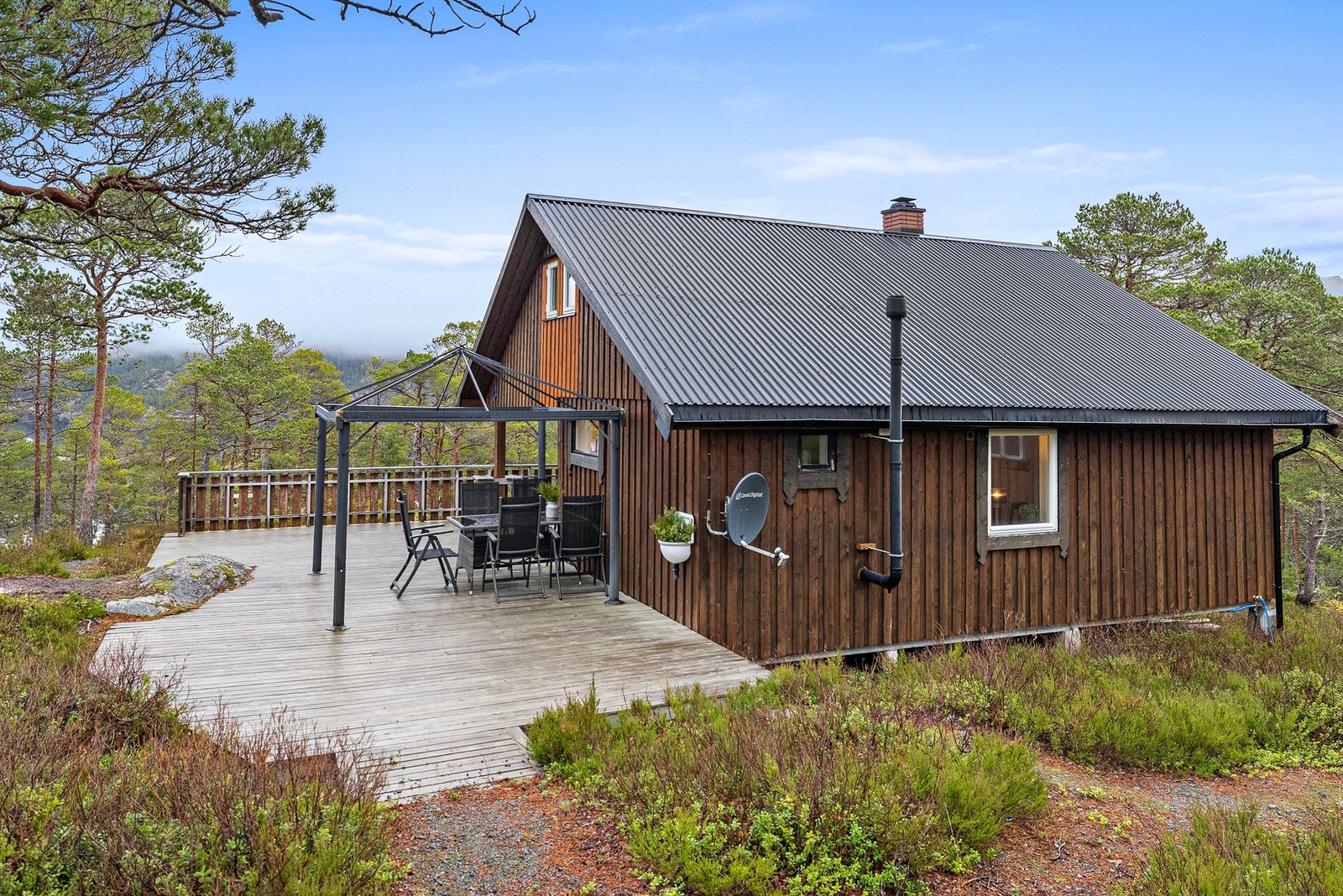 Fra parkeringsplassen går en ca. 100 meter lang gangsti opp til hytten Galleribilde