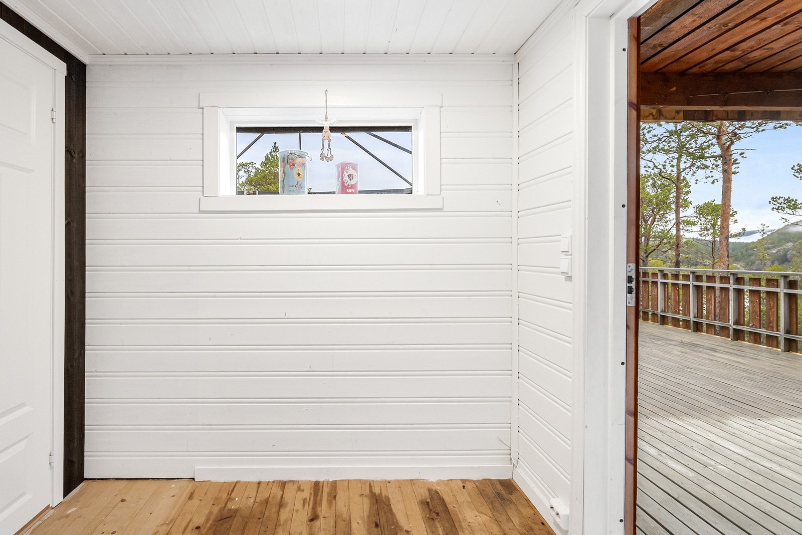 Entré med plass til oppheng av yttertøy og sko Galleribilde