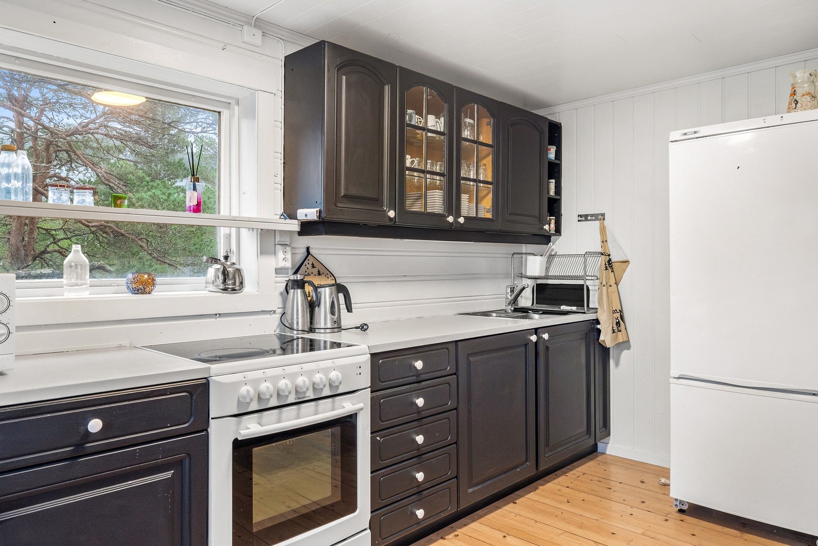 Vann hentes fra vannpost på yttervegg og det ligger et enkelt vannopplegg inn til kjøkkenet. Galleribilde