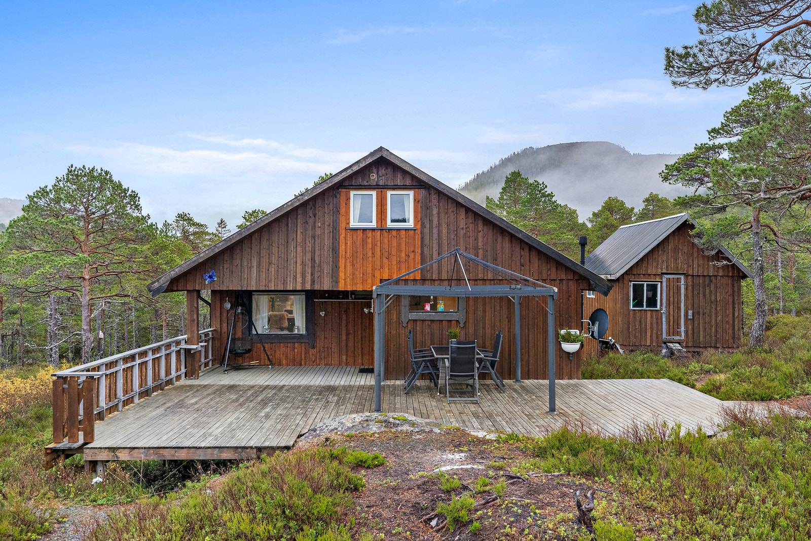 Fritidsbolig med uthus oppført i 2003 Galleribilde