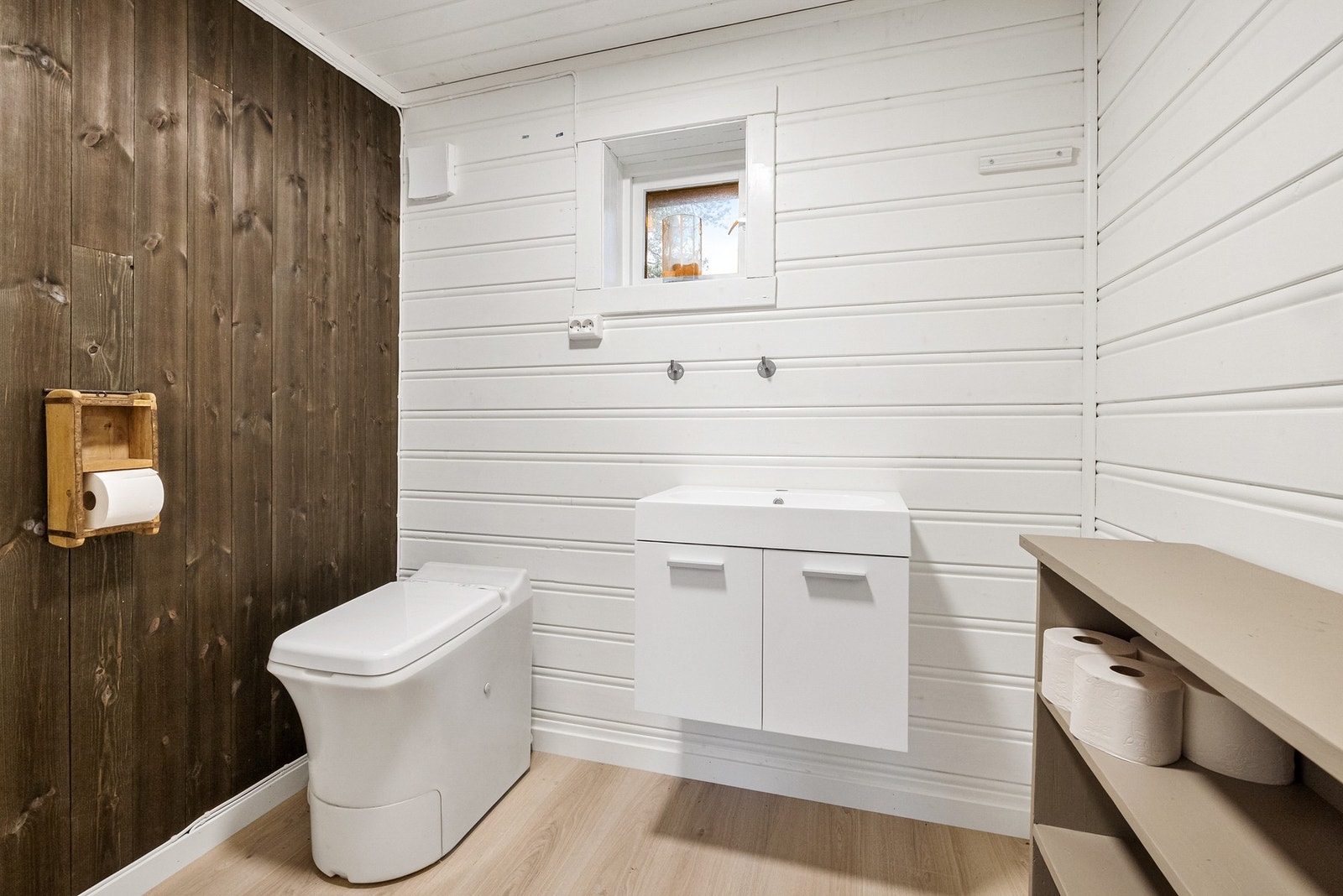 Toalettrommet er utstyrt med Cinderella forbrenningstoalett Galleribilde