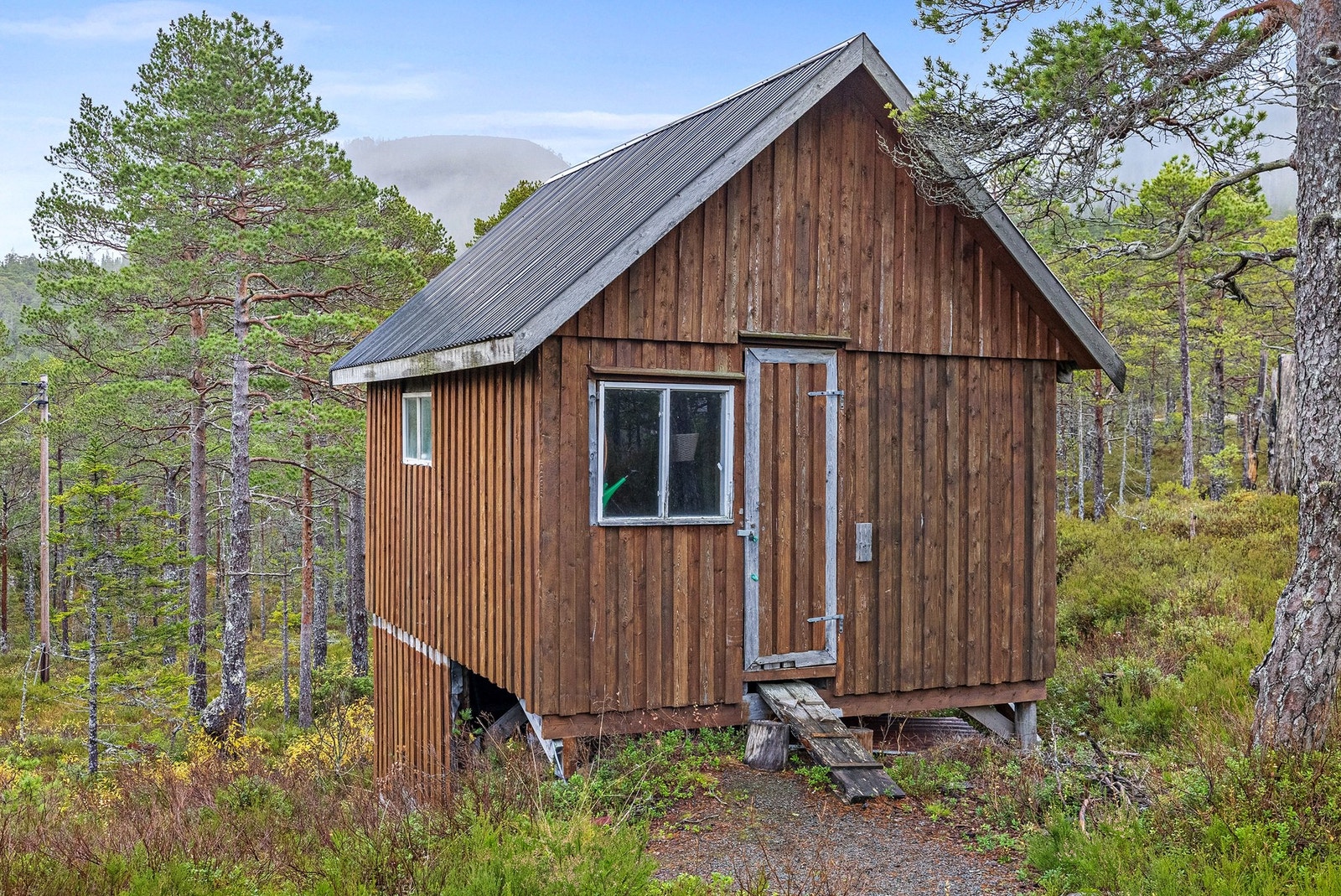 Uthuset består av et lagerrom med avdelt utedo Galleribilde