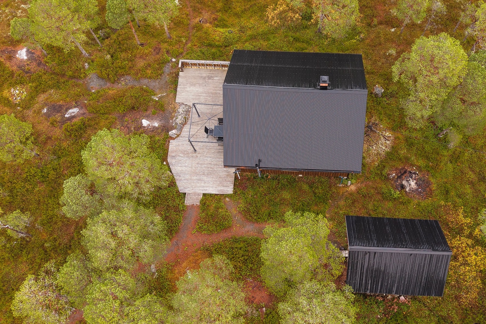 Tomten er en naturtomt som krever minimalt vedlikehold og passer perfekt for deg som ønsker å bruke tiden på å nyte hyttelivet. Galleribilde