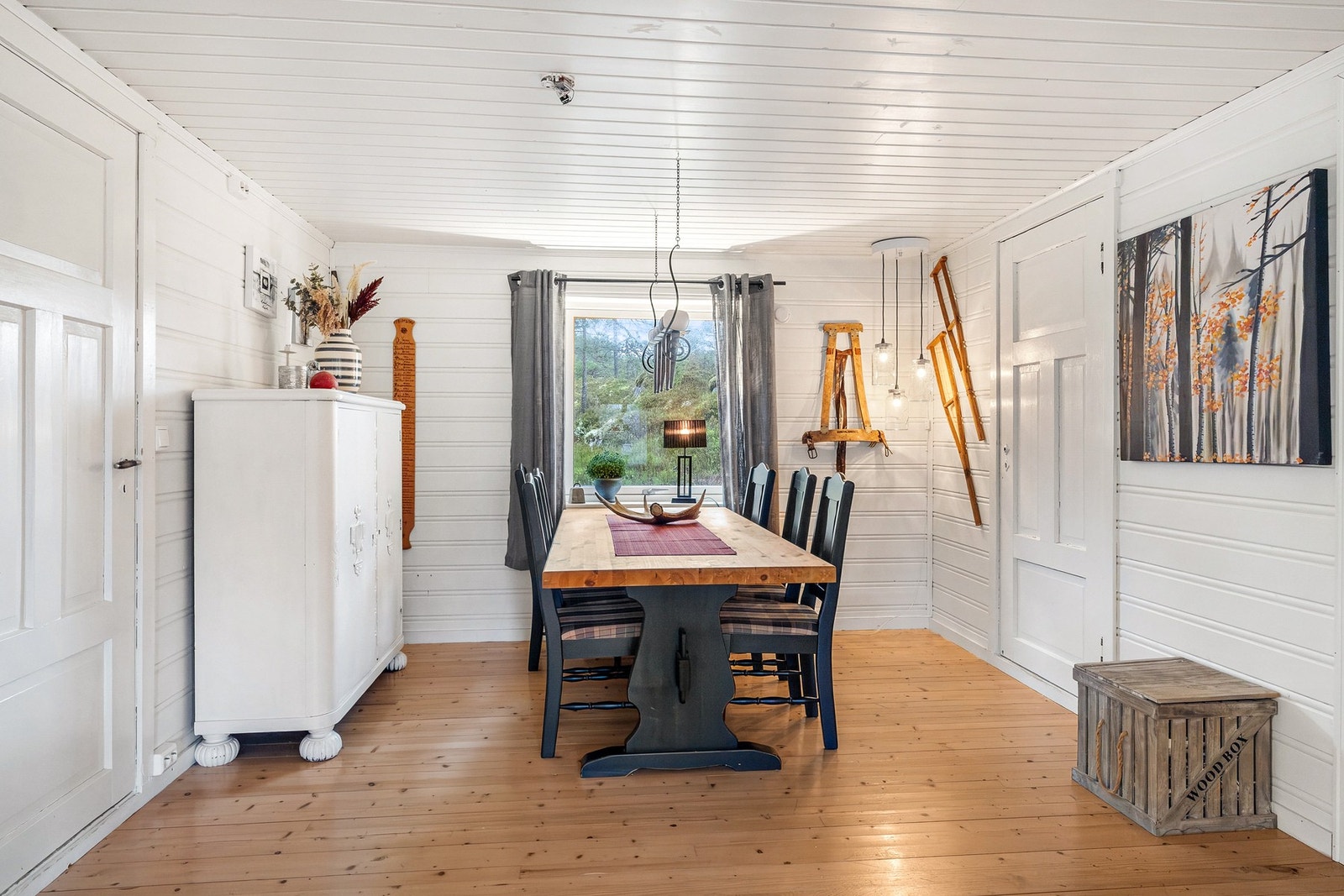 I tilknytting til stuen er det god plass til en større spiseseksjon Galleribilde