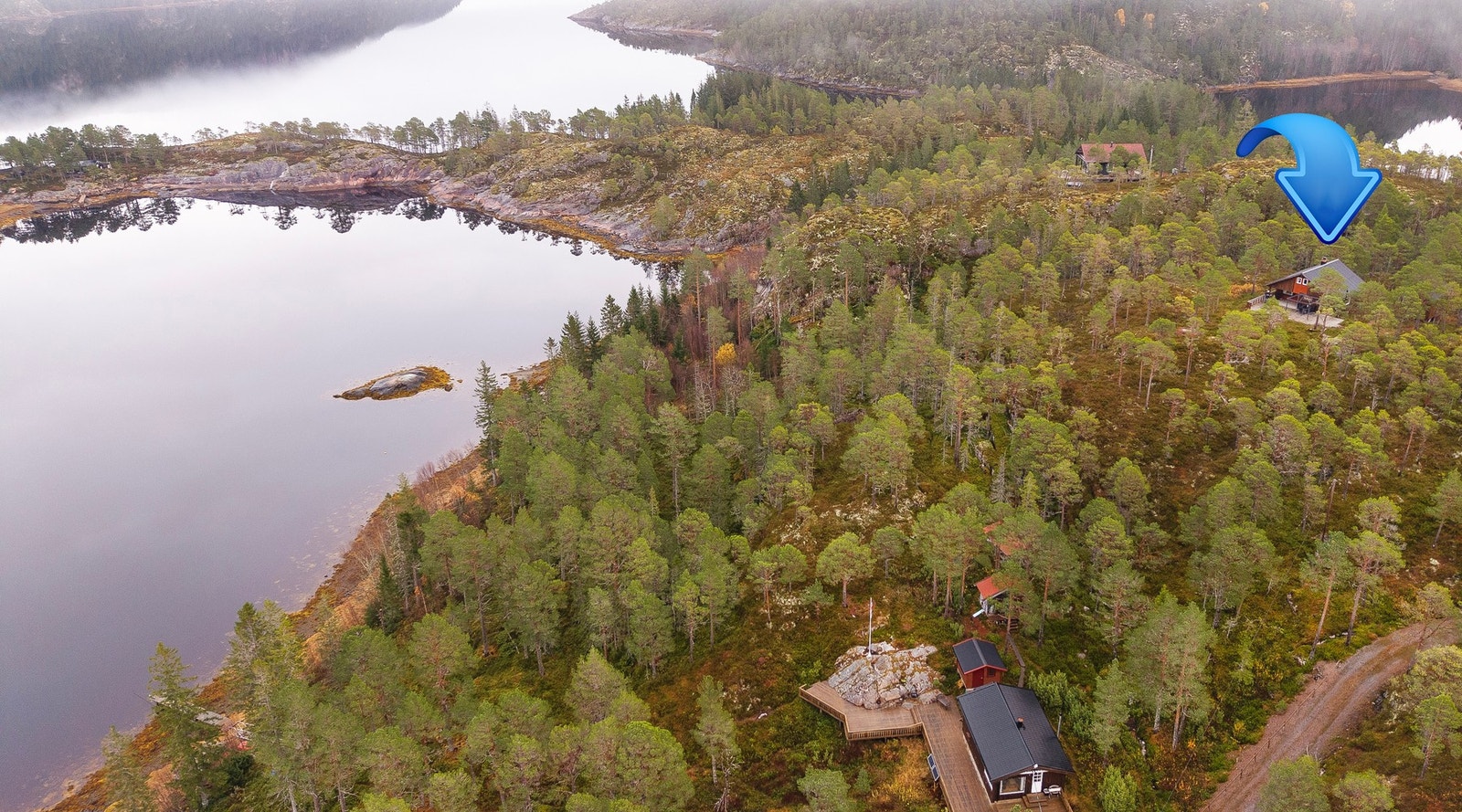 Eier har benyttet en blåse nedenfor hytta til å fortøye båten - en praktisk og fin løsning for enkel tilgang til båtlivet Galleribilde