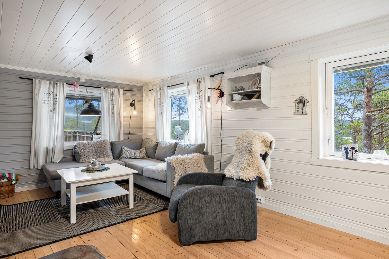 Oppvarming skjer med både vedfyring og strøm Galleribilde