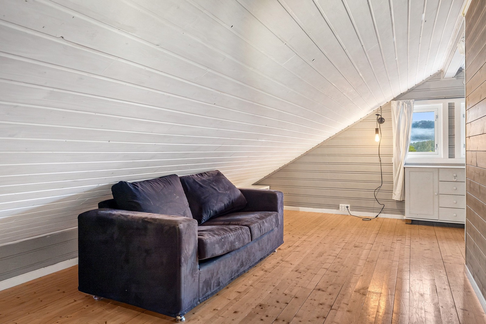 Loftet er innredet og gir ekstra bruksareal, men rommene er ikke omsøkt eller godkjent som oppholdsrom Galleribilde