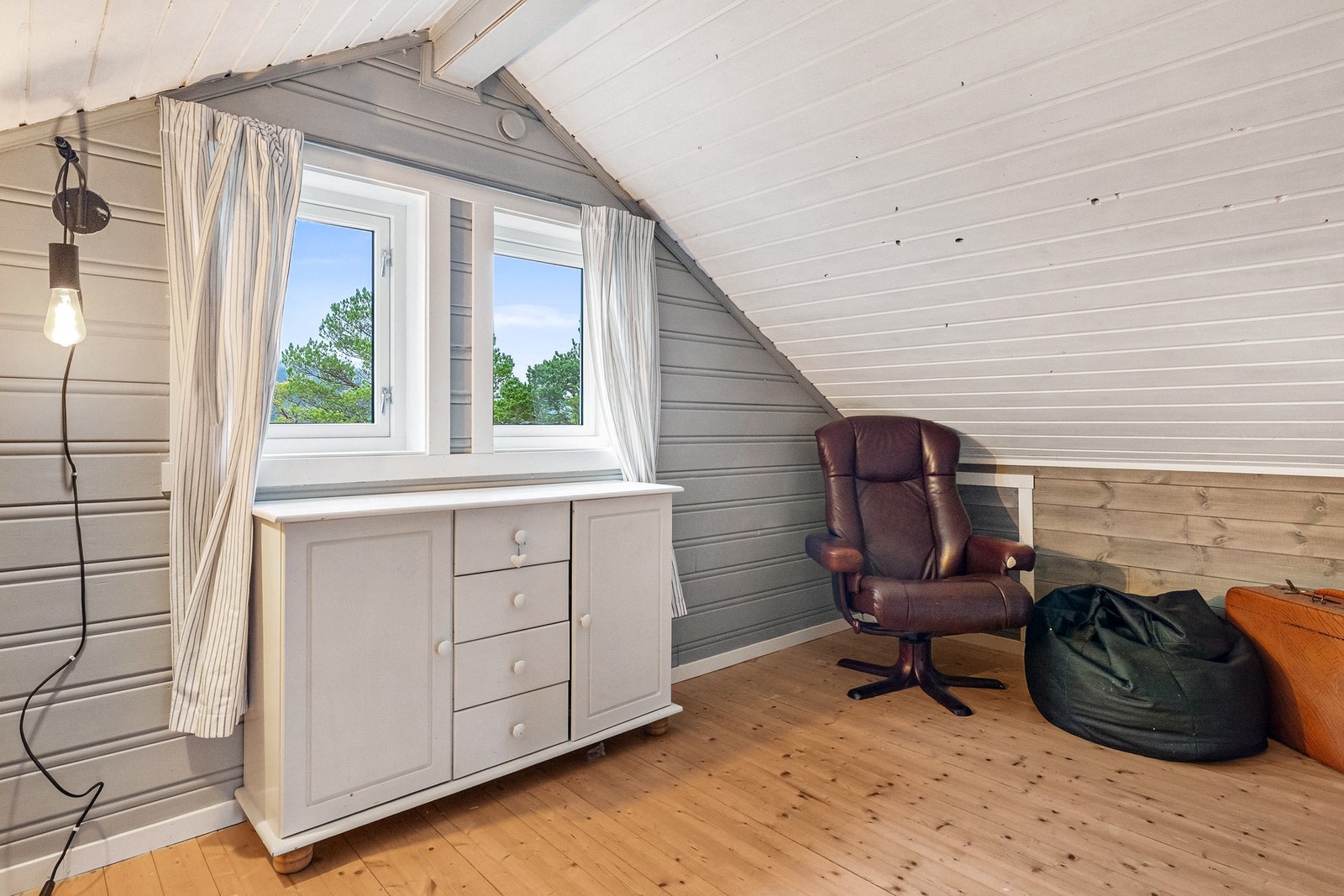 Hytta hadde opprinnelig en hems, men åpningen mellom stue og hems er senere kledd igjen. Galleribilde