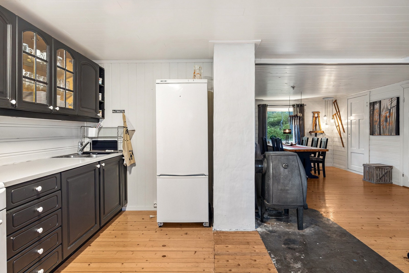 Hytten har en praktisk planløsning med stue/kjøkken, soverom, loftsrom, entré og toalettrom. Galleribilde