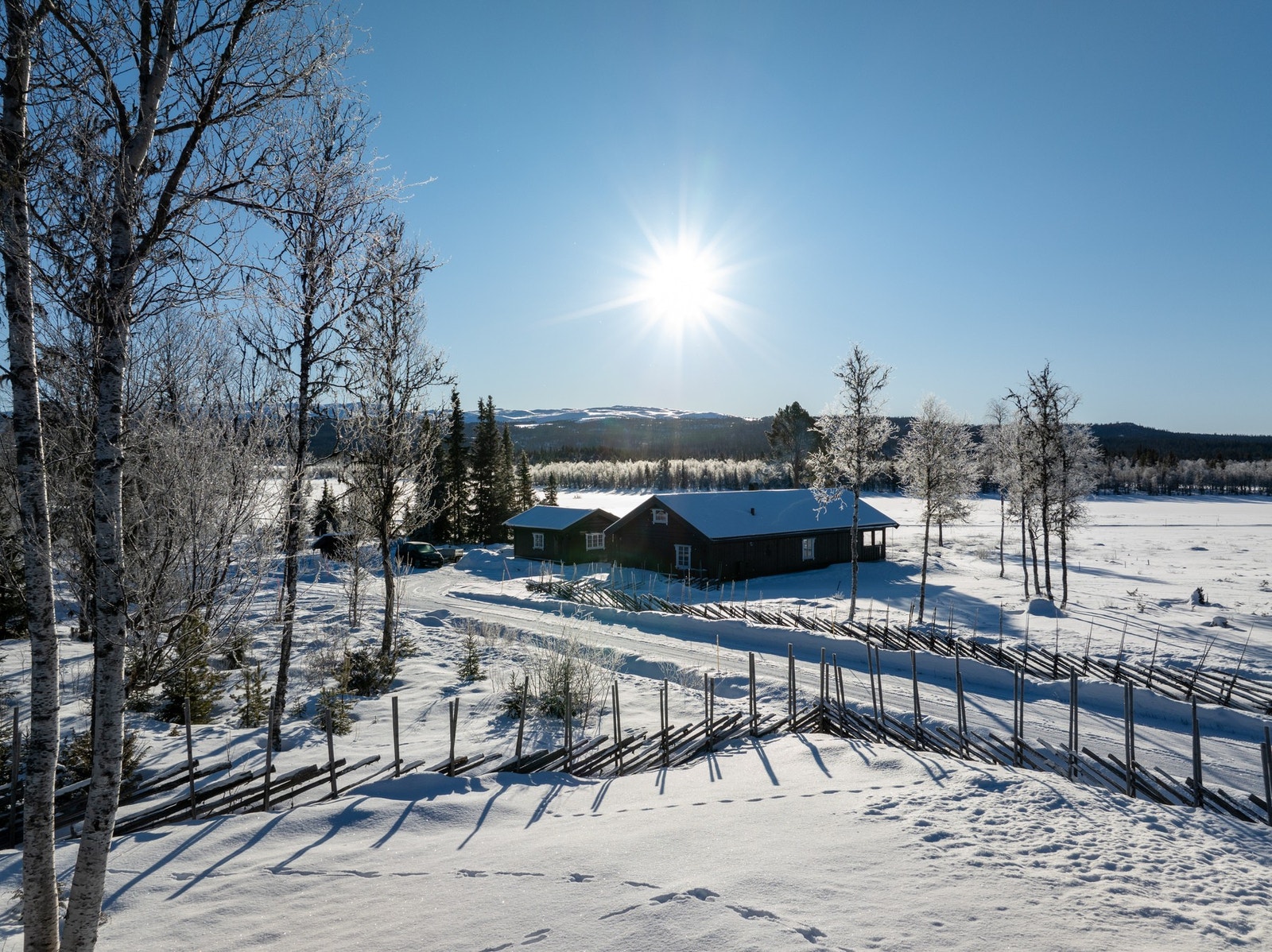 Eiendommen er beliggende ved foten av Nystølfjellet i et flott turområde sommer som vinter!
Foto: Fjellmegleren Galleribilde
