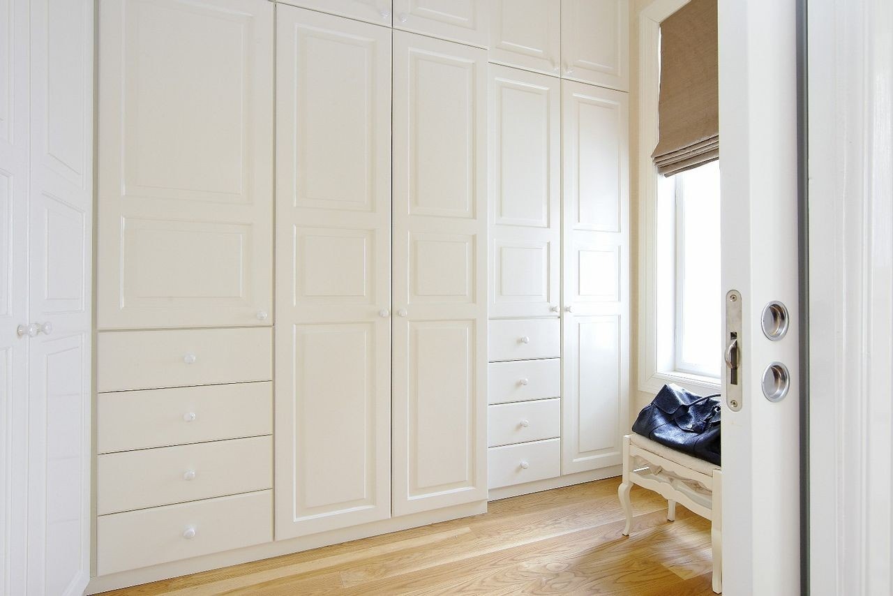 Walk-in-closet med god plass til klær og oppbevaring Galleribilde