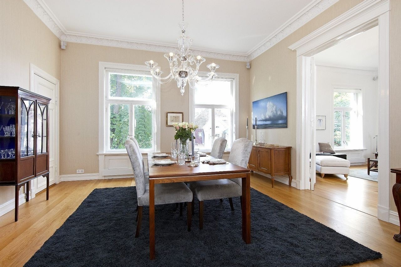 Stor og lys spisestue med god plass til langbord Galleribilde