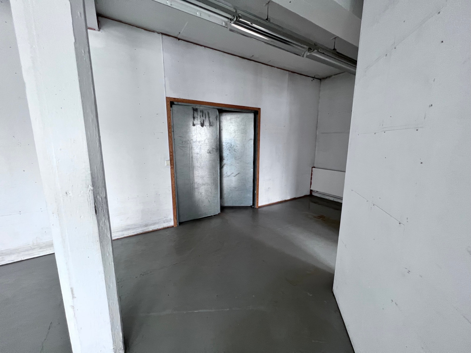 Inngang, fører til felles inngang hvor det finnes port og kjørerampe Galleribilde