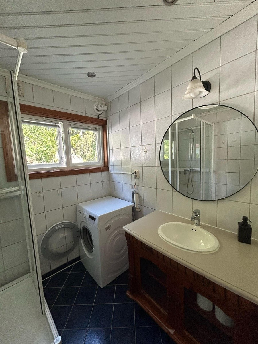 Bad med dusj, vaskemaskin og tørketrommel (ikke på bildet) Galleribilde