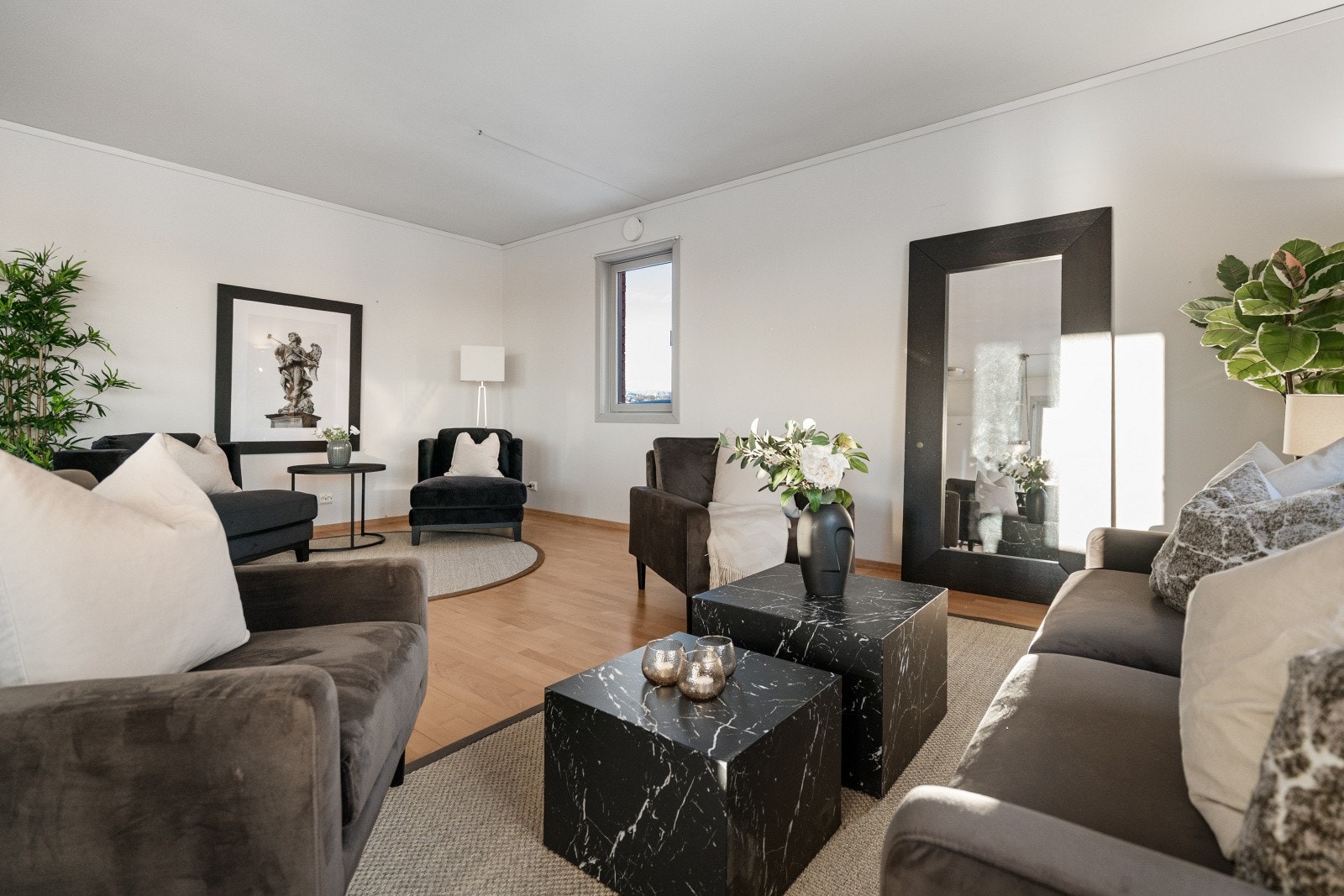 Veggene har malte plater og malt betong, som gir et rent og tidløst uttrykk. Galleribilde